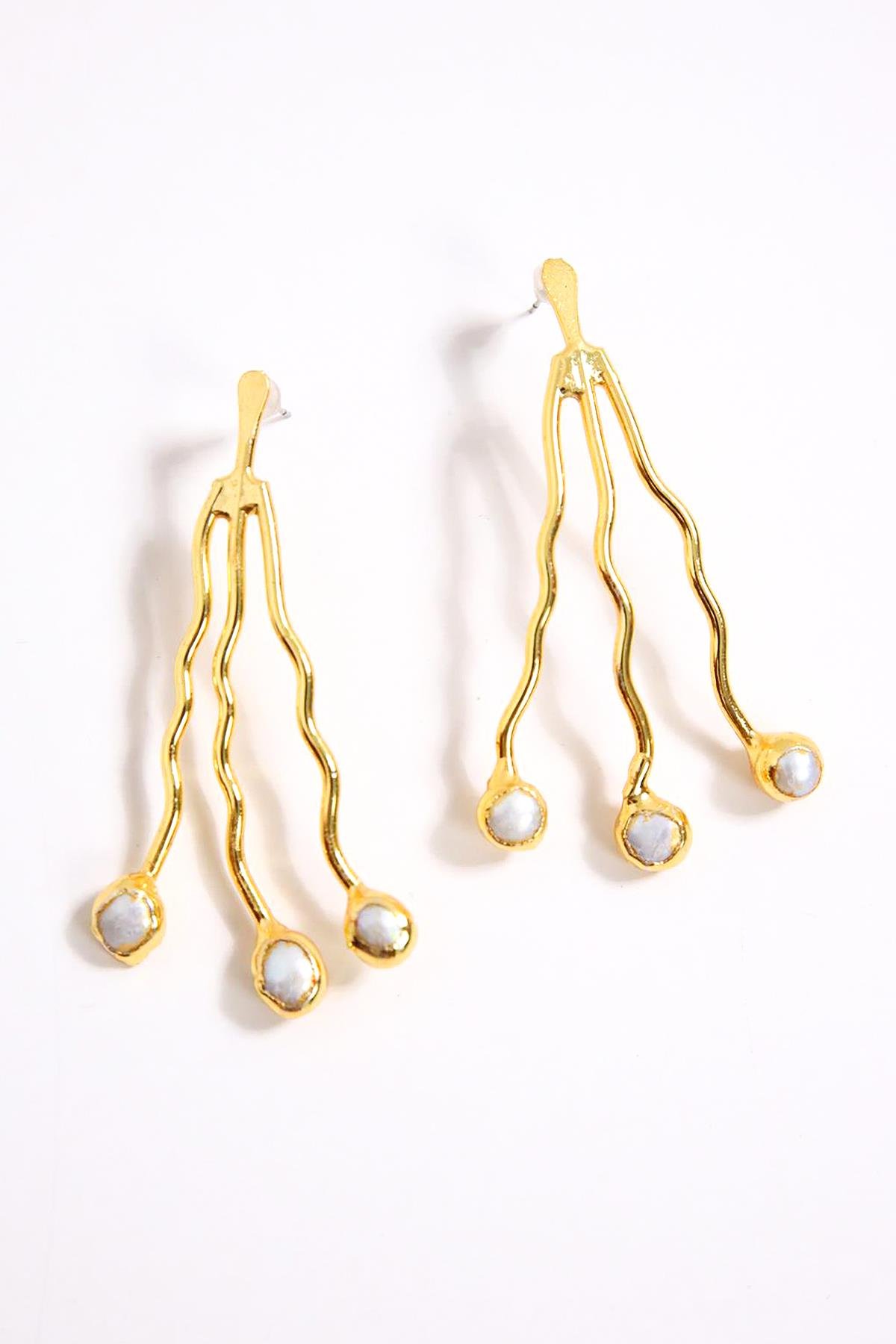  Altın Kapama Dalgalı Tasarım Küpe