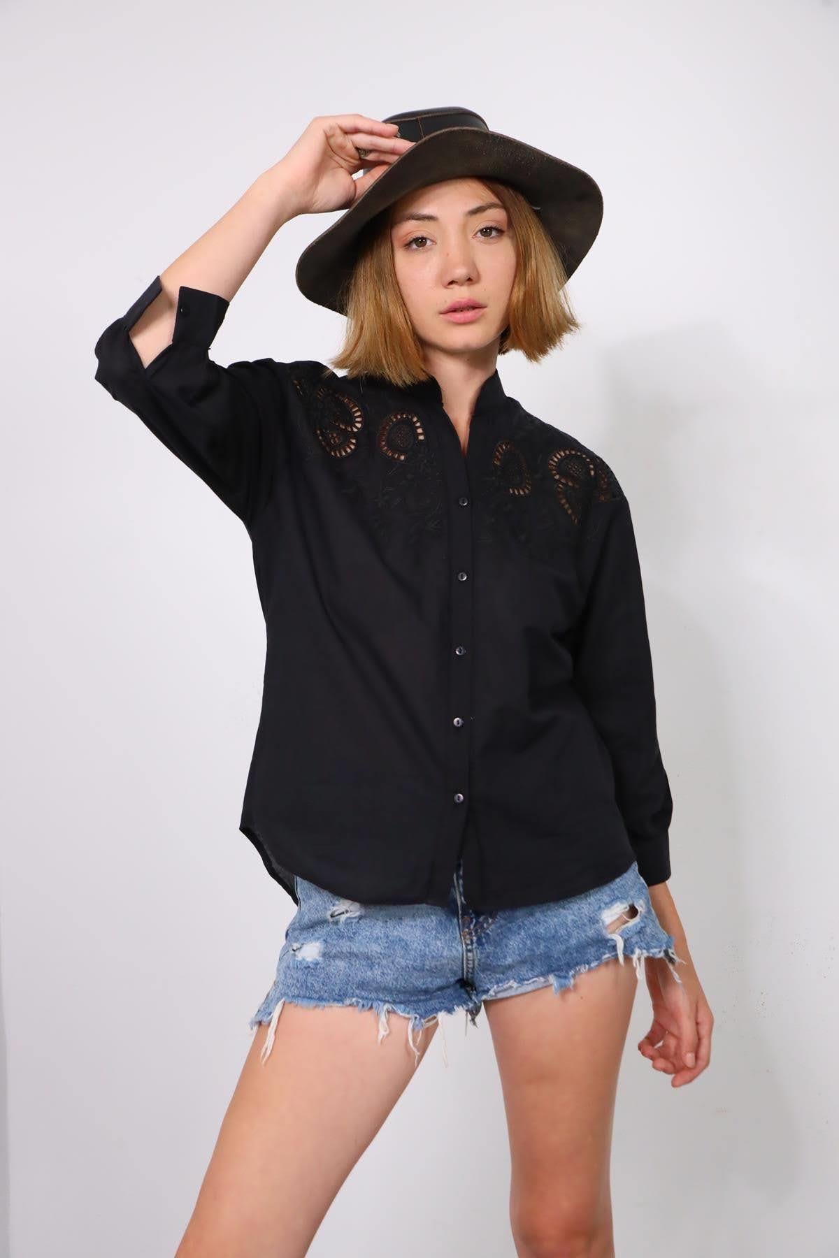  Siyah Ajurlu Çiçek İşlemeli Hakim Yaka Gömlek