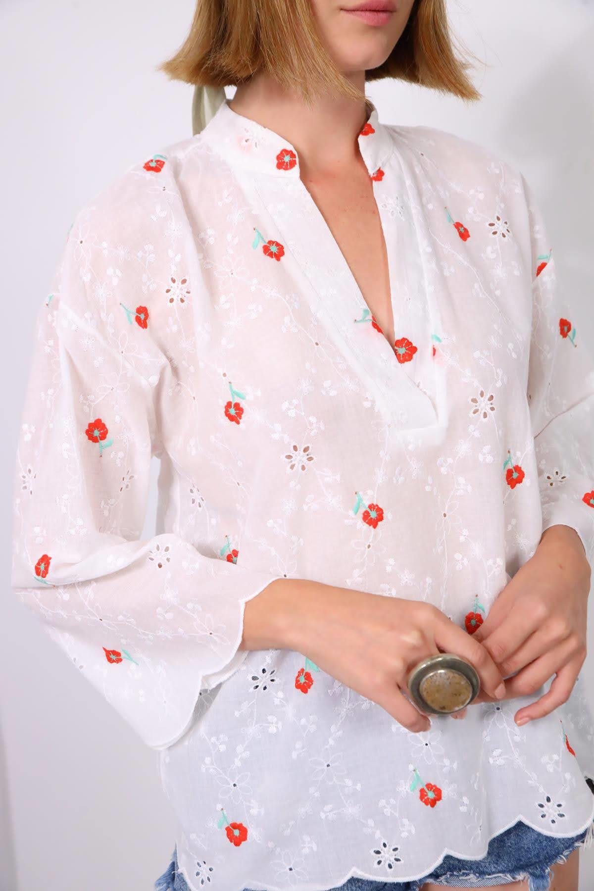 Beyaz Kırmızı Çiçek İşlemeli Hakim Yaka Ajurlu Fisto Bluz - Şaman Butik Beyaz Kırmızı Çiçek İşlemeli Hakim Yaka Ajurlu Fisto Bluz