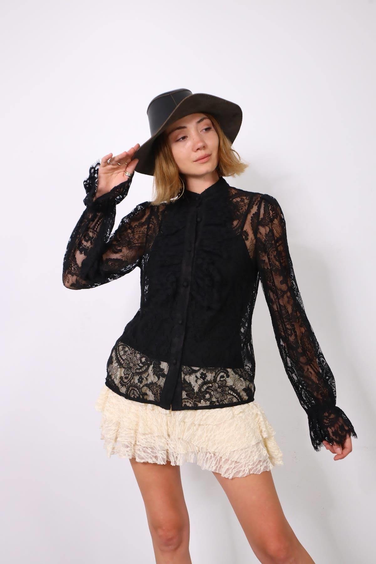  Siyah Kolları Büzgülü Volanlı Dantel Gömlek