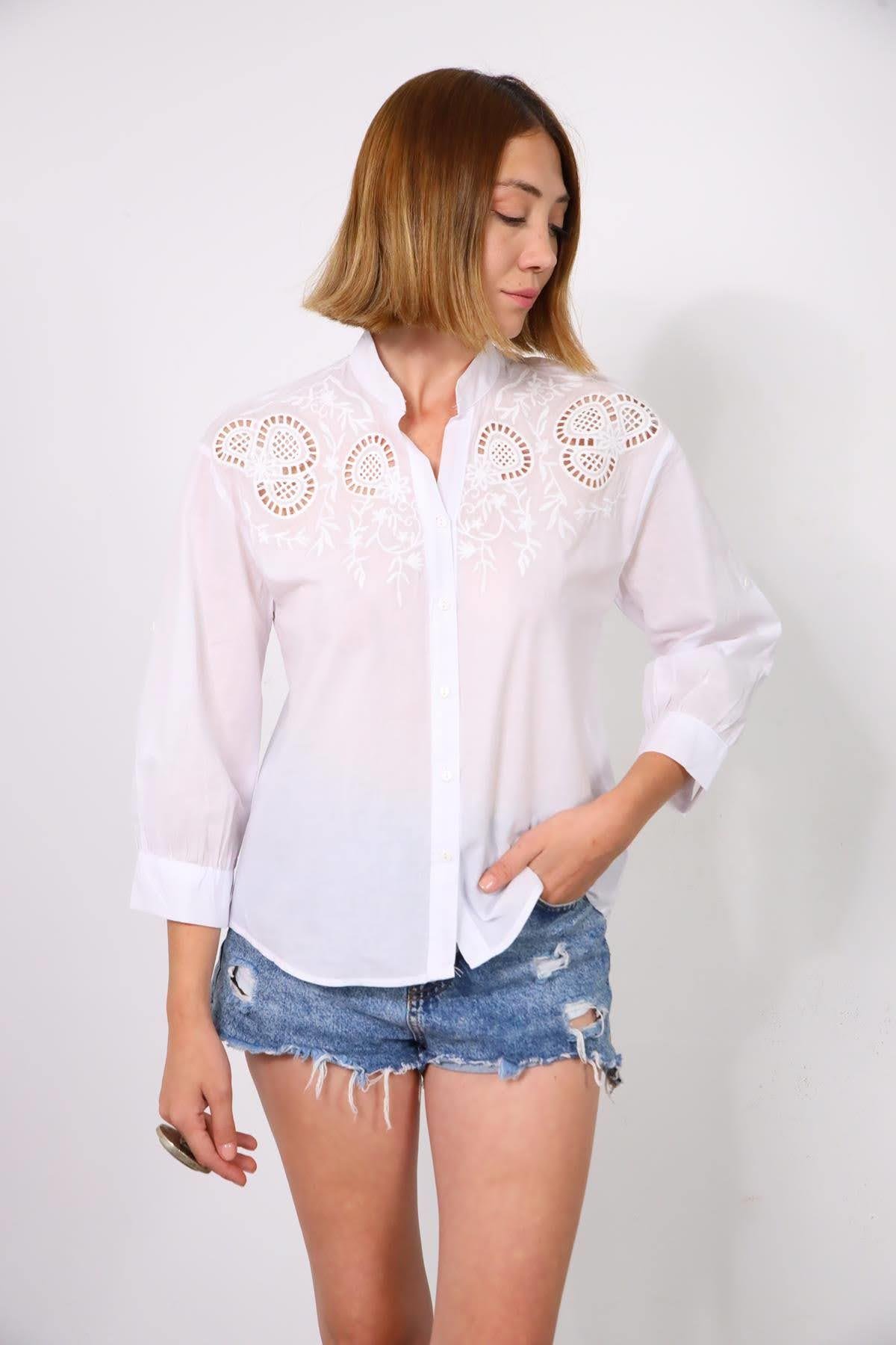  Beyaz Ajurlu Çiçek İşlemeli Hakim Yaka Gömlek