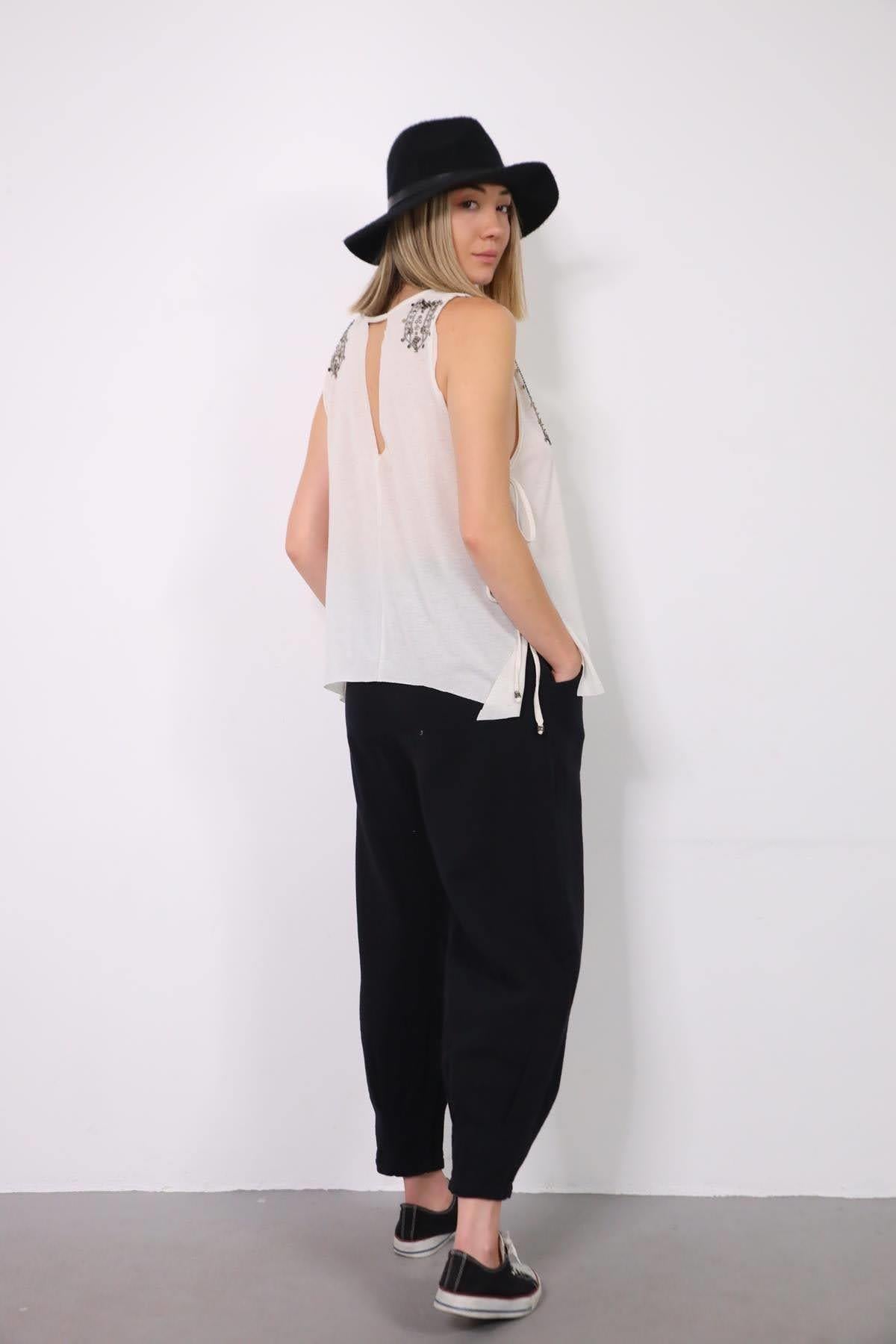 Beyaz Zımba Detaylı Kolsuz Bluz - Şaman Butik Beyaz Zımba Detaylı Kolsuz Bluz