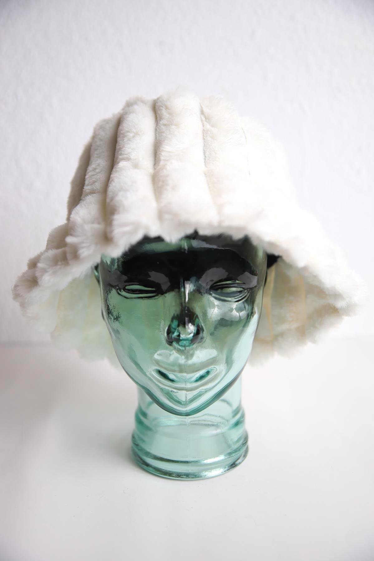  Beyaz Peluş Bucket Şapka
