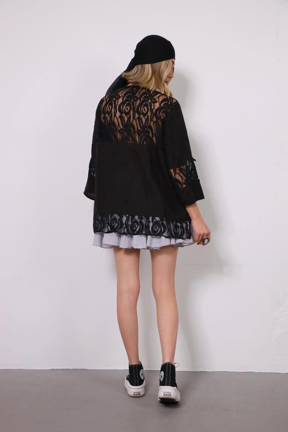 Siyah Tahta Düğmeli Dantel Detaylı Keten Bluz - Şaman Butik Siyah Tahta Düğmeli Dantel Detaylı Keten Bluz