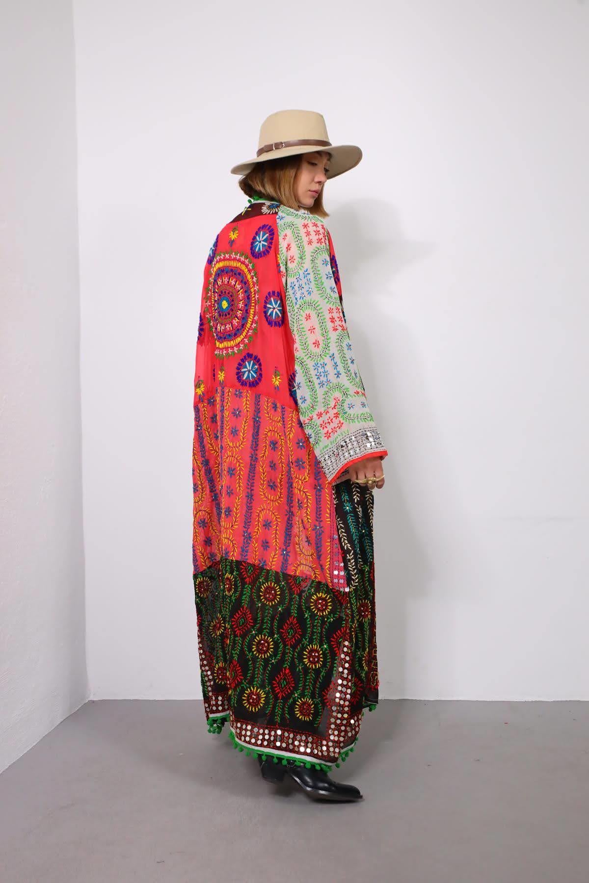 Renkli Pul İşlemeli Kenarları Ponponlu Bohem Kaftan - Şaman Butik Renkli Pul İşlemeli Kenarları Ponponlu Bohem Kaftan