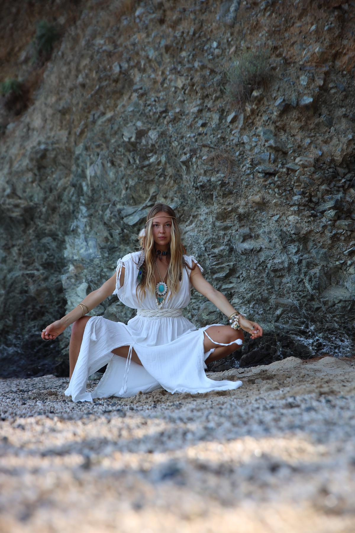 Beyaz Püsküllü V Yaka Yırtmaçlı Kemerli Elbise - Şaman Butik - Bohem Giyim ve Aksesuar | Kadın & Erkek Beyaz Püsküllü V Yaka Yırtmaçlı Kemerli Elbise