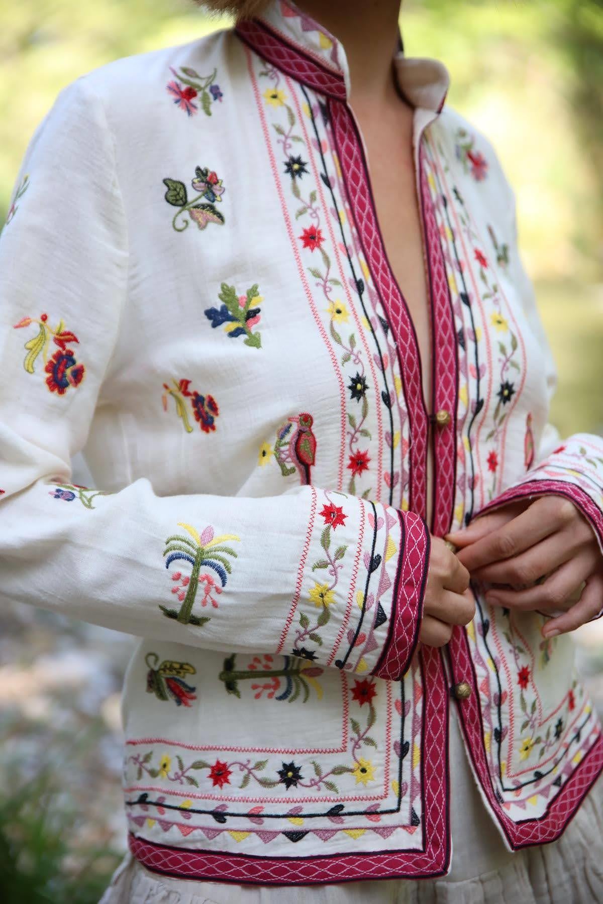 Krem Rengi Figürlü İşlemeli Düğme Detaylı Ceket - Şaman Butik Krem Rengi Figürlü İşlemeli Düğme Detaylı Ceket