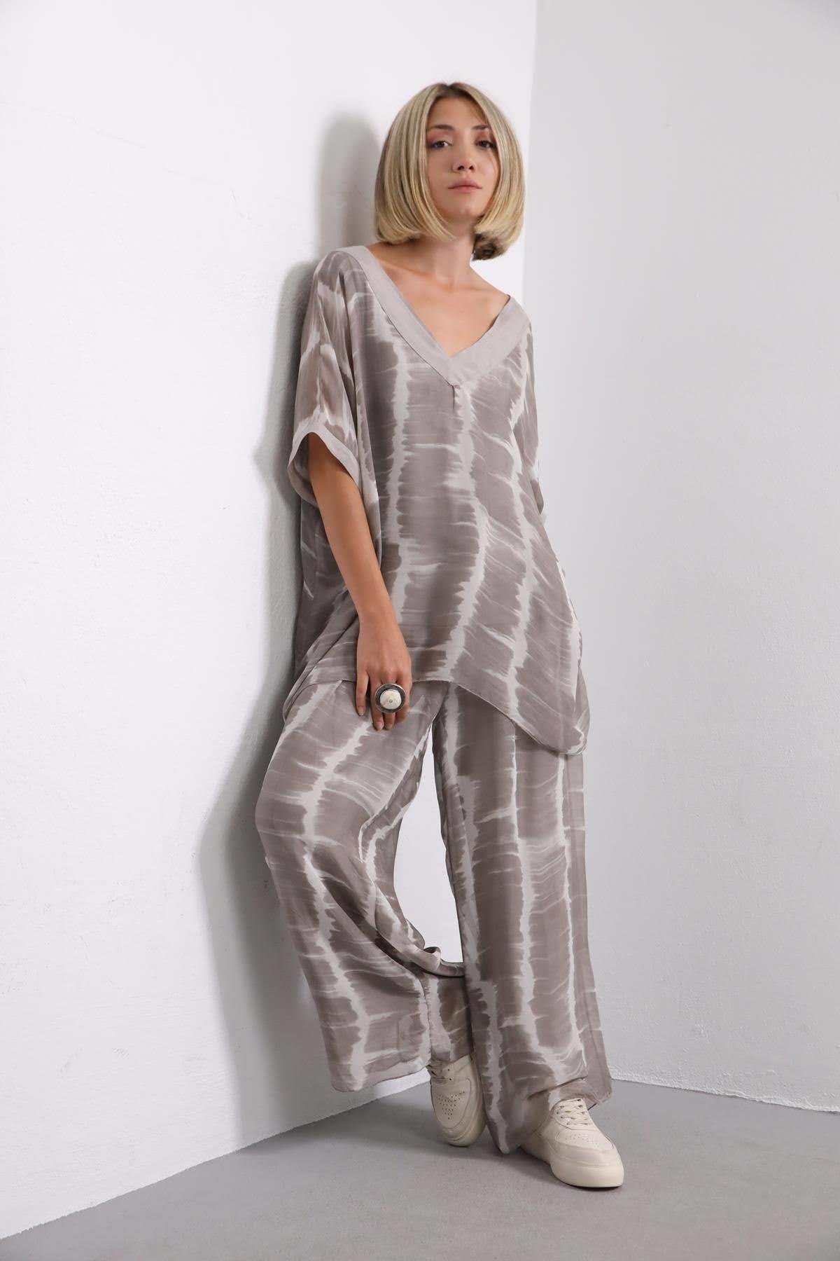  Vizon Batik Desenli V Yaka İpek Takım