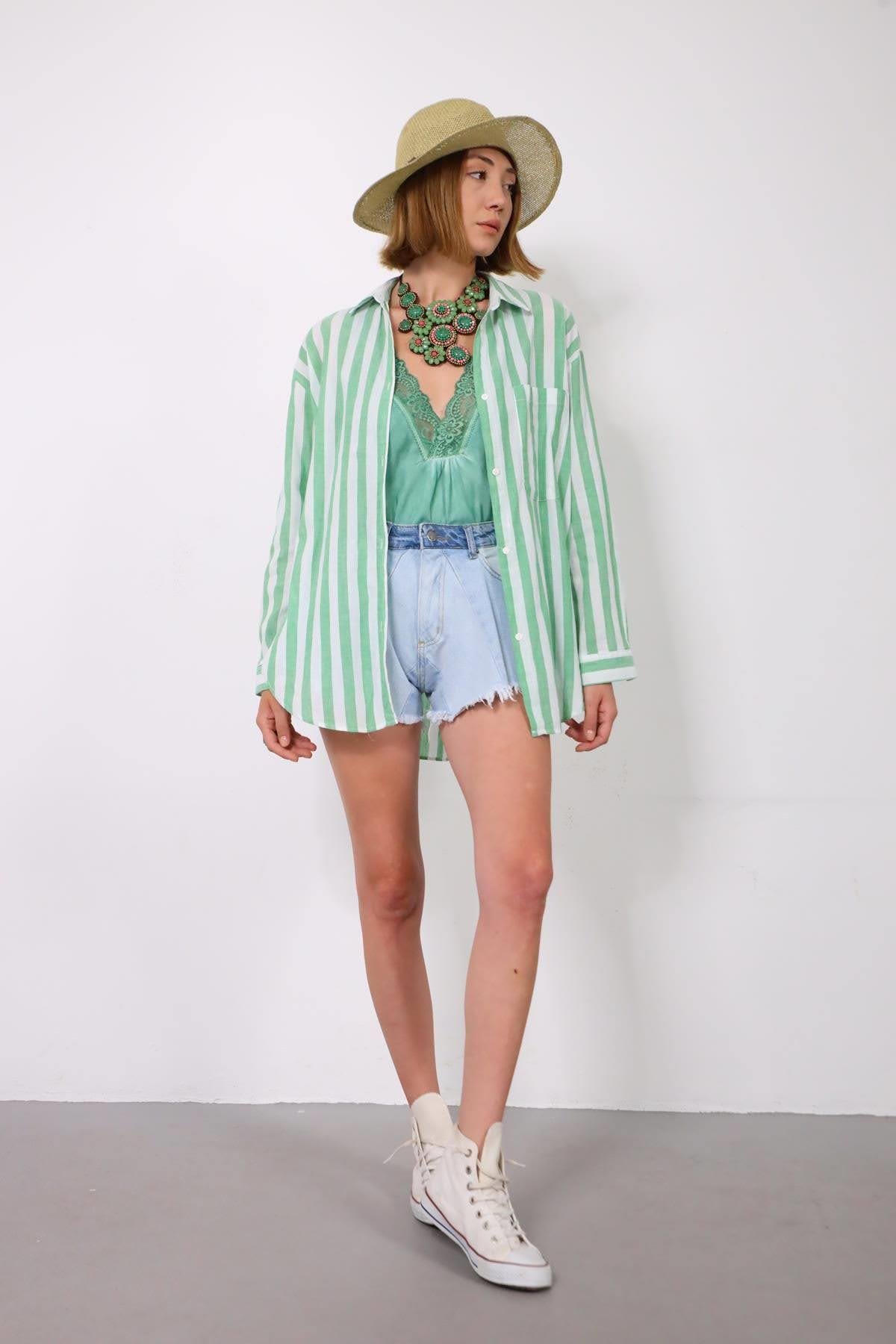  Yeşil Çizgili Yuvarlak Kesim Tek Cepli Gömlek