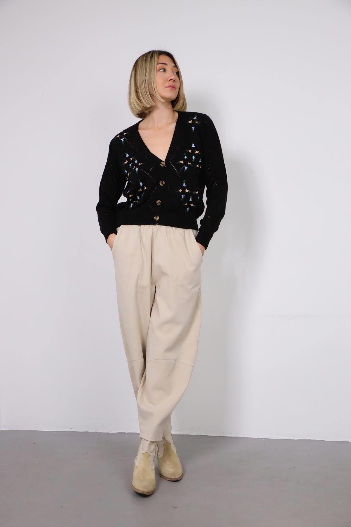  Siyah İşlemeli Örme Hırka