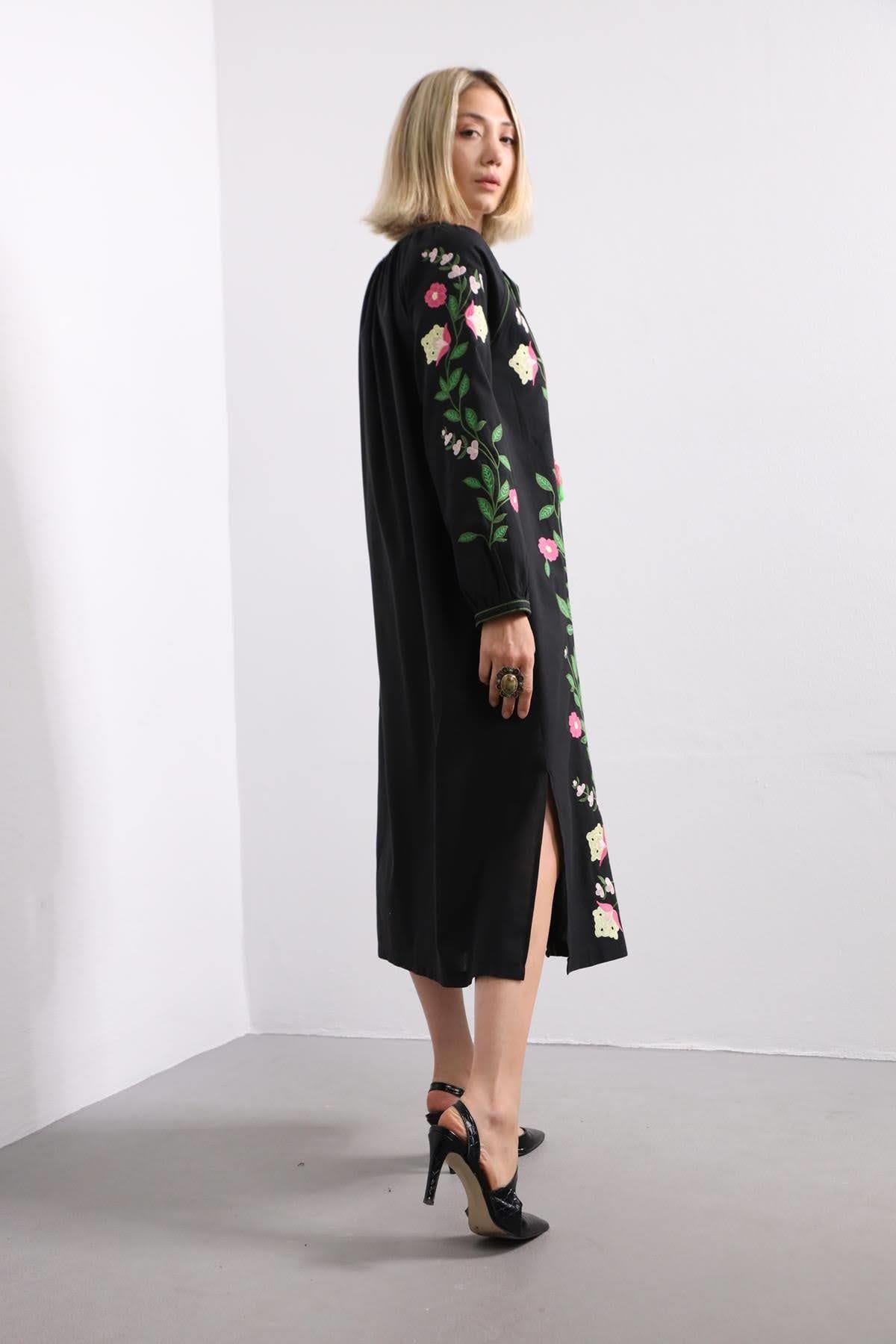 Siyah Çiçek İşlemeli Yanları Yırtmaçlı Elbise - Şaman Butik Siyah Çiçek İşlemeli Yanları Yırtmaçlı Elbise