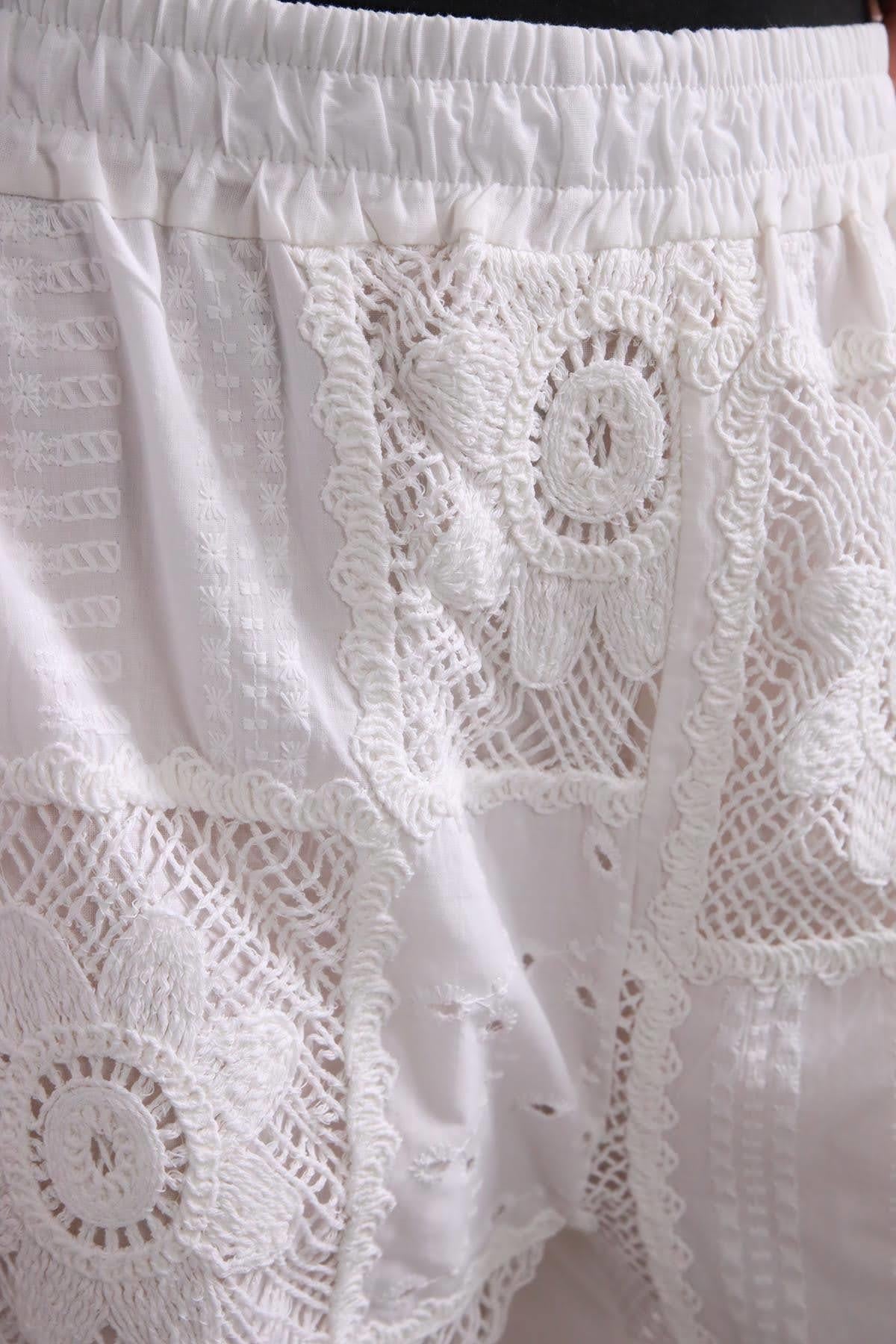 Beyaz Motif İşlemeli Pantolon - Şaman Butik Beyaz Motif İşlemeli Pantolon