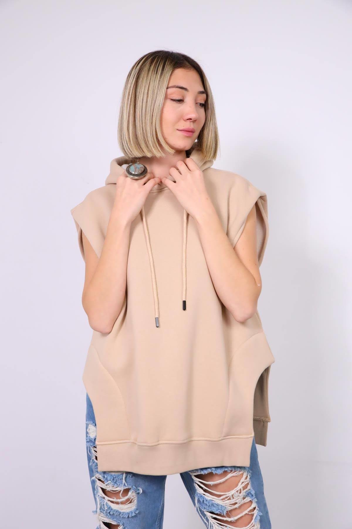  Krem Kapüşonlu Asimetrik Yırtmaçlı Kolsuz Sweat