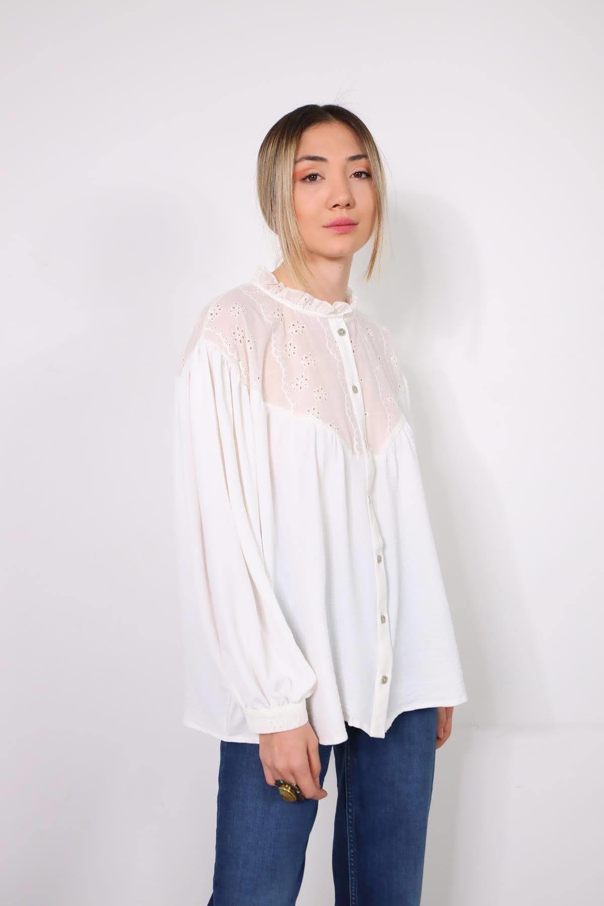  Beyaz Yakası Volanlı Brode Gömlek