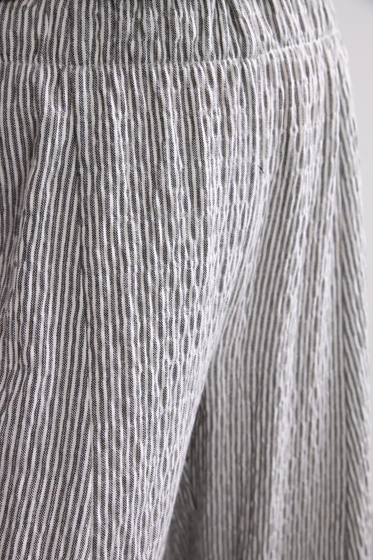  Beyaz Çizgili Rahat Kesim Pantolon