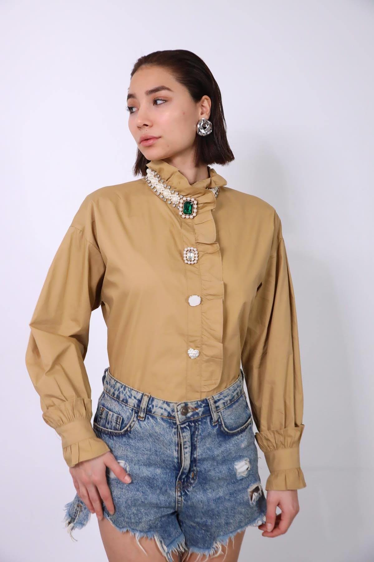  Sütlü Kahve Volanlı Taş ve İnci İşlemeli Gömlek