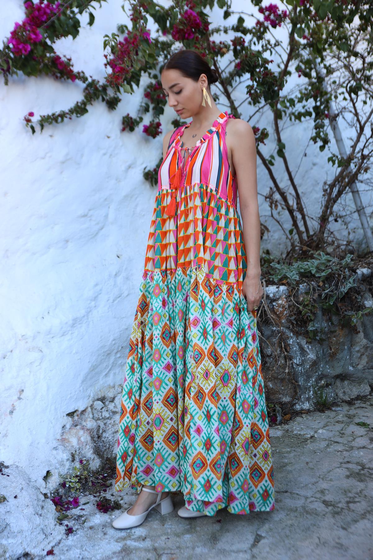  Pembe Halter Yaka Desenli Elbise