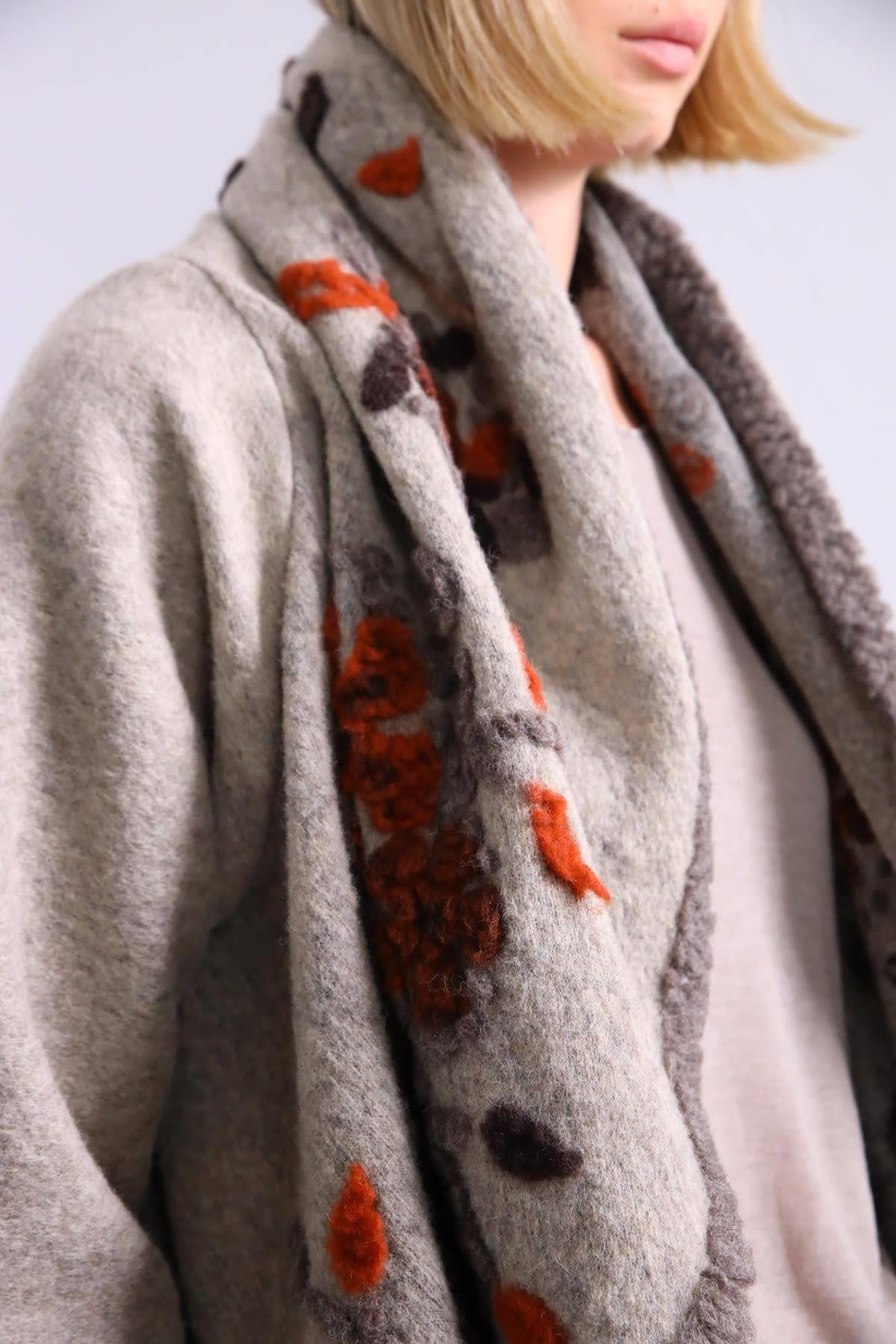 Gri Şal Yaka Çiçek Desenli Keçe Ceket - Şaman Butik Gri Şal Yaka Çiçek Desenli Keçe Ceket