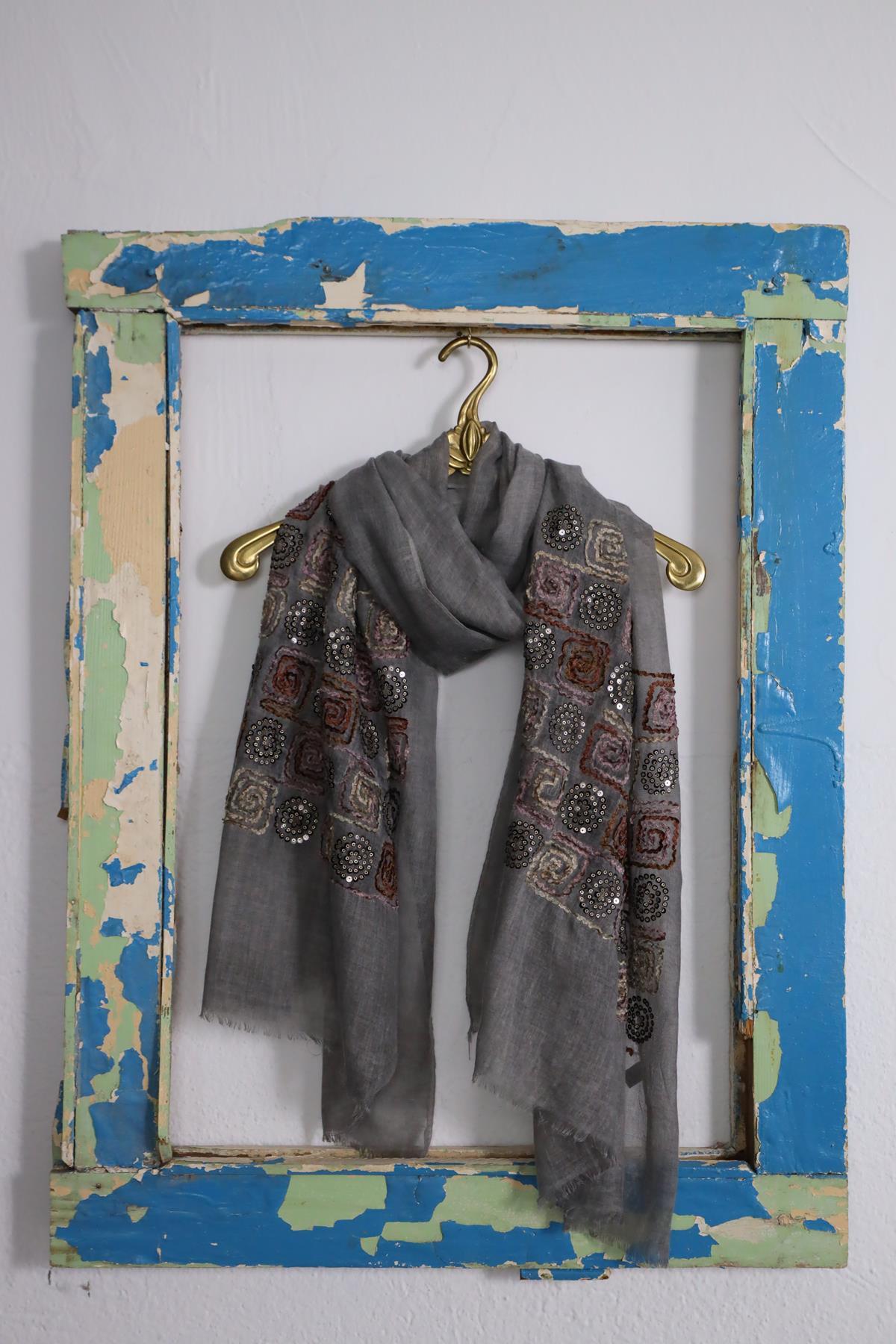 Koyu Gri Kenarları İşlemeli Saçaklı Şal - Şaman Butik Koyu Gri Kenarları İşlemeli Saçaklı Şal