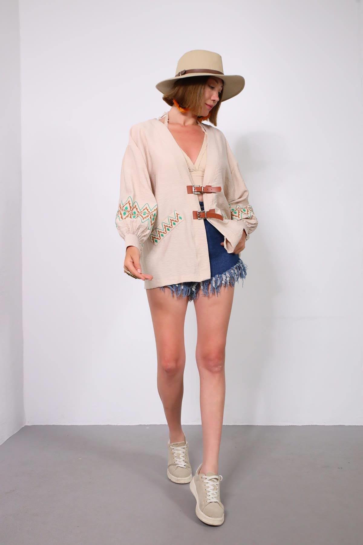  Krem Rengi Nakışlı Sahte Cepli Kemerli Ceket