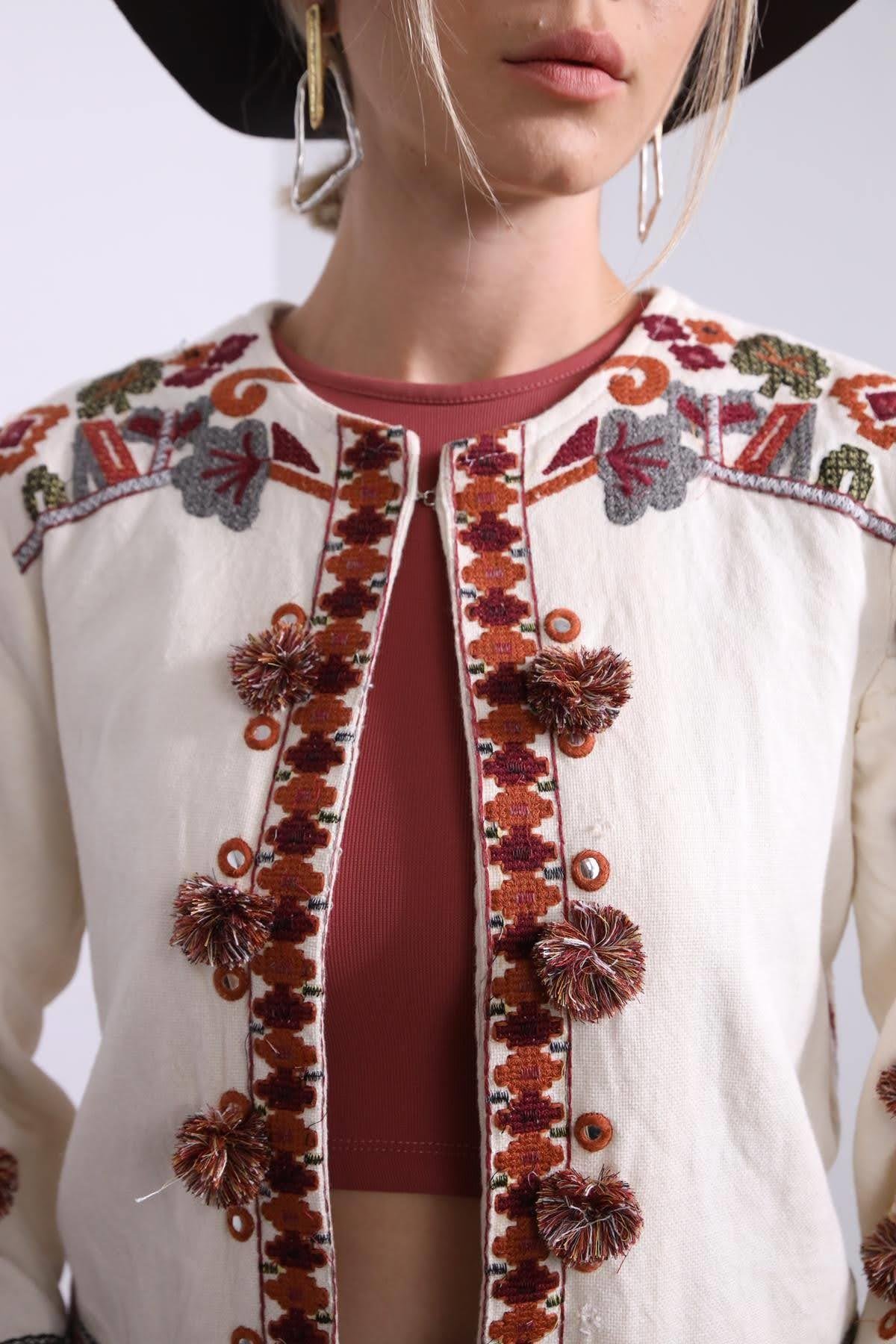Ekru Ponponlu Etnik İşlemeli Bohem Ceket - Şaman Butik Ekru Ponponlu Etnik İşlemeli Bohem Ceket