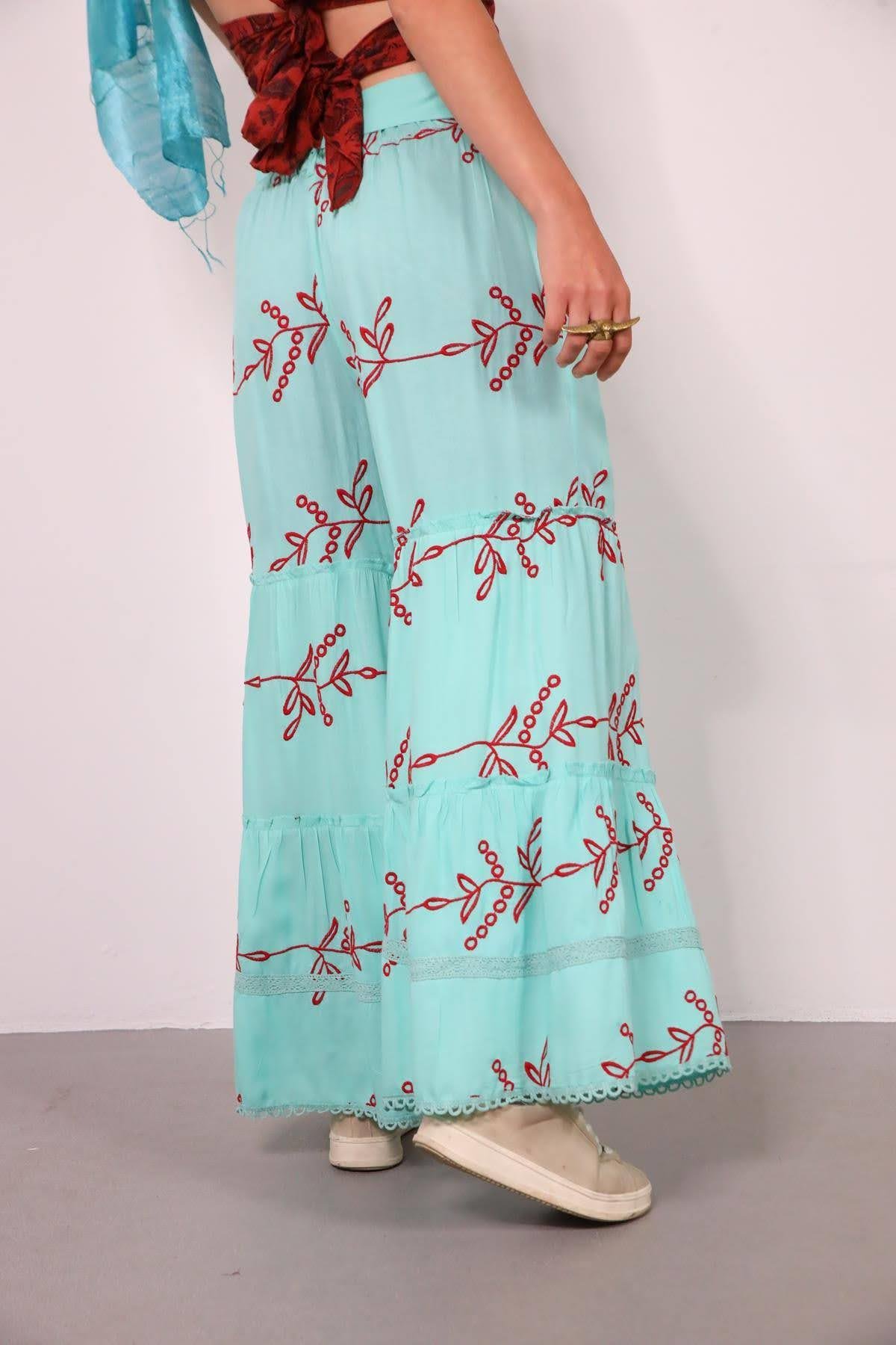  Turkuaz Güpürlü İşlemeli Kemer Detaylı İspanyol Paça Pantolon