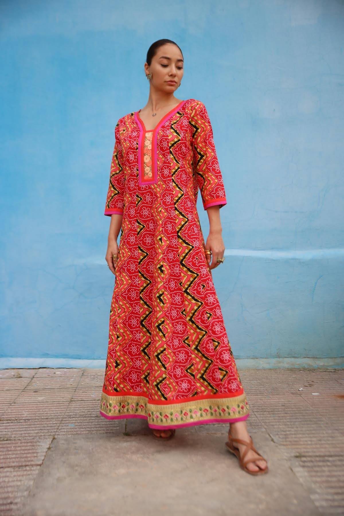 Kırmızı Yakası Nakışlı Otantik Desenli Elbise - Şaman Butik Kırmızı Yakası Nakışlı Otantik Desenli Elbise