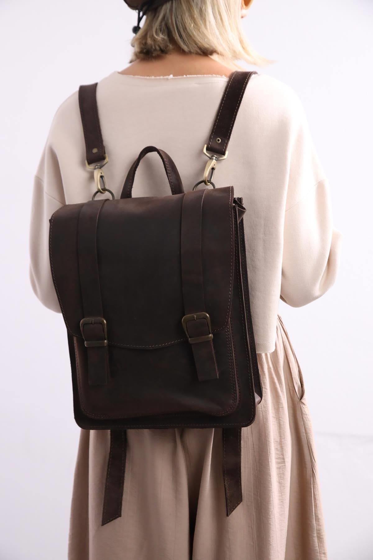 Koyu Kahverengi Kemerli Sırt Çantası - Şaman Butik Koyu Kahverengi Kemerli Sırt Çantası