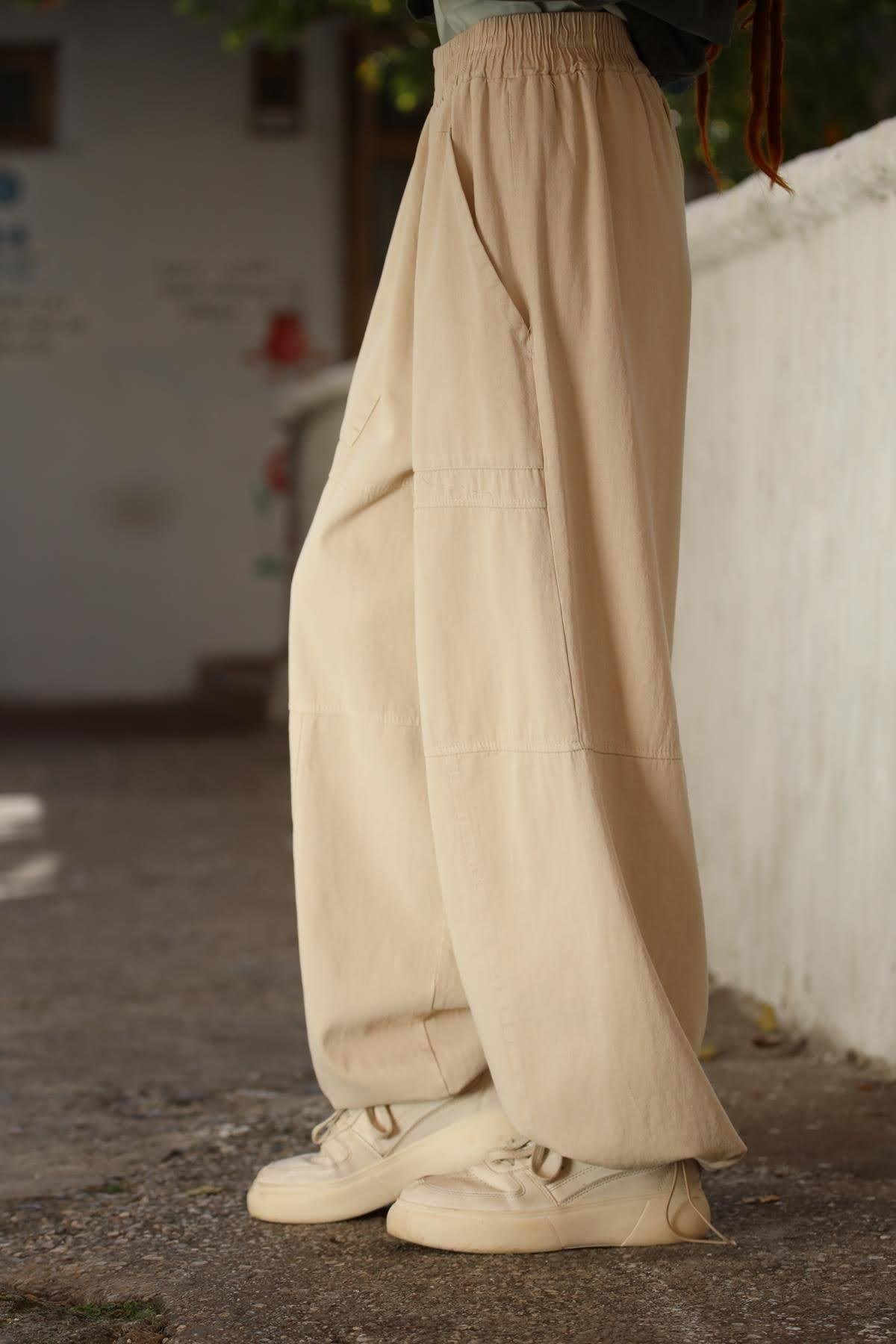 Bej Paçası Büzgülü Dikiş Detaylı Pantolon