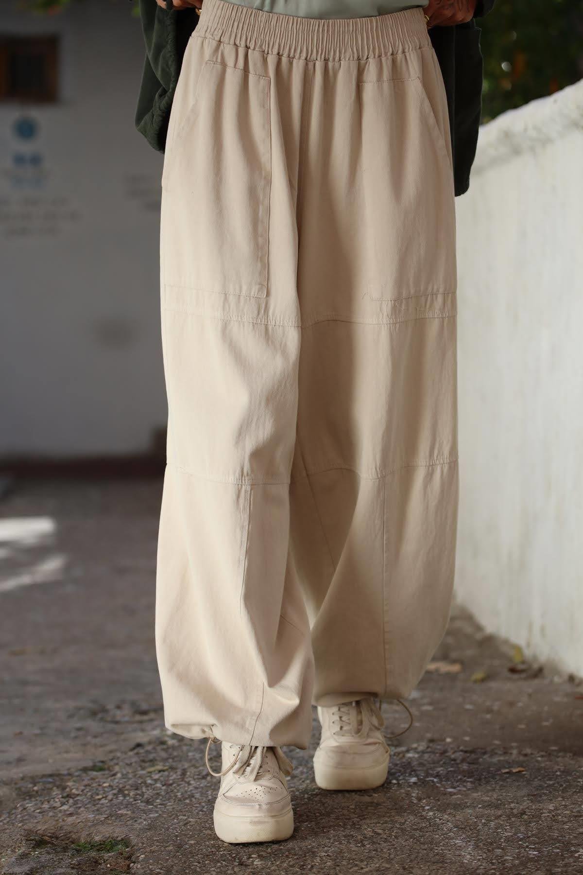 Bej Paçası Büzgülü Dikiş Detaylı Pantolon