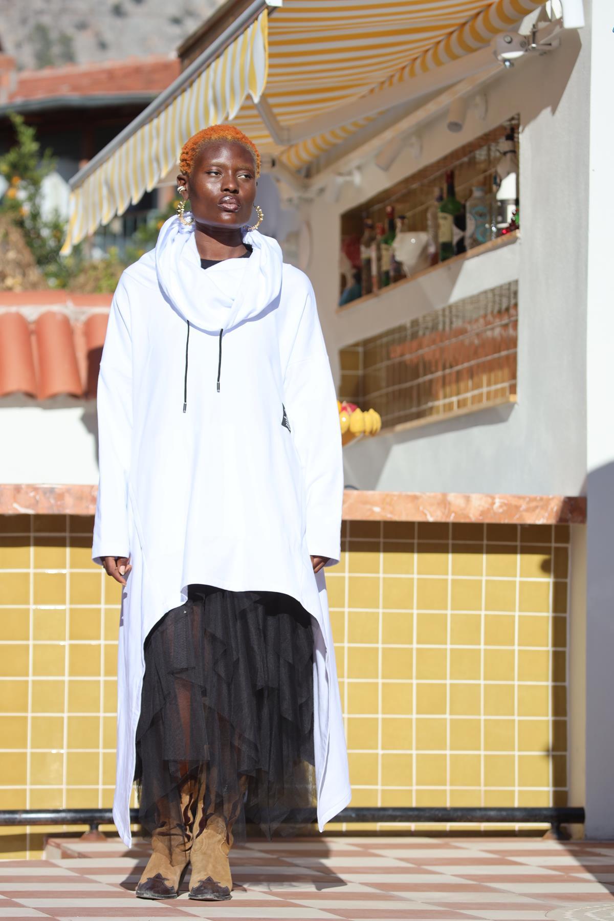 Beyaz Asimetrik Kesim Boğazlı Panço Sweat