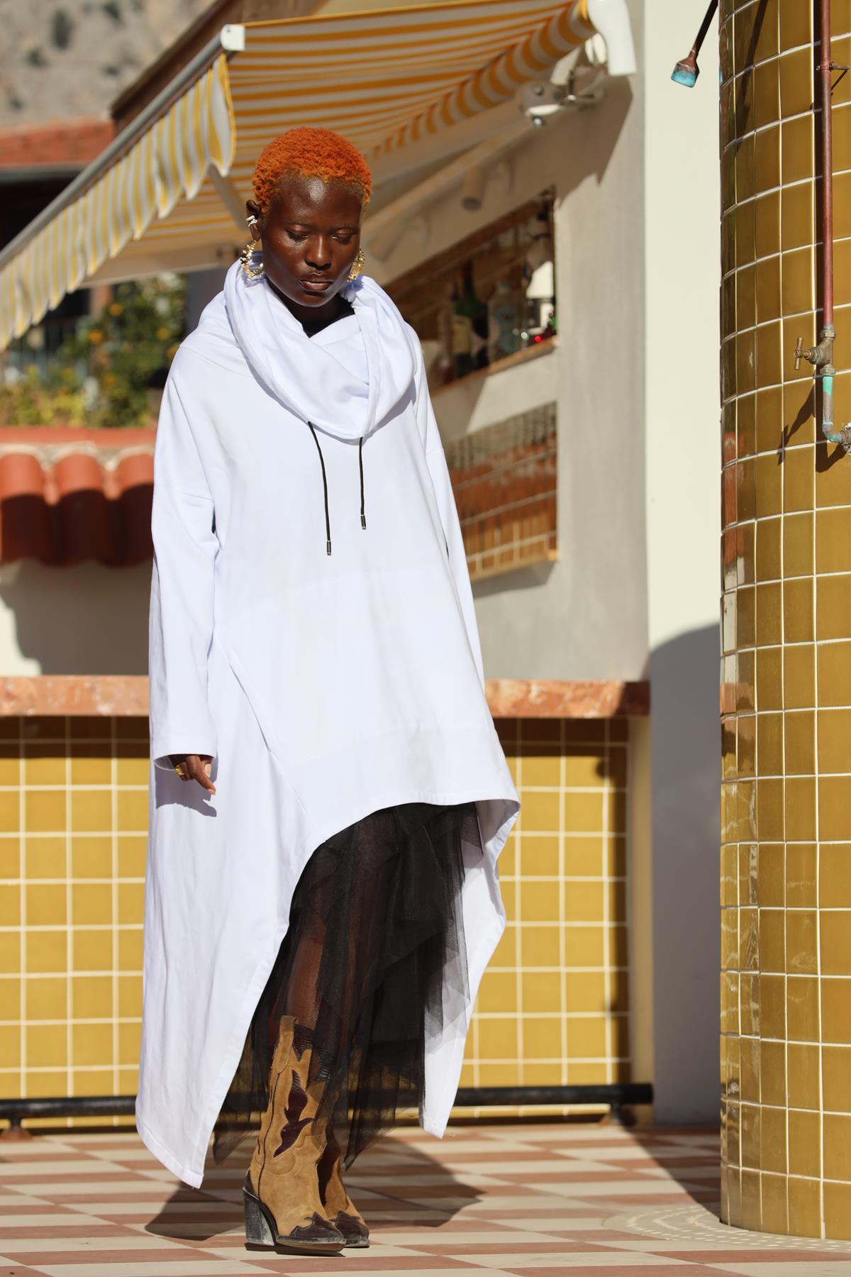 Beyaz Asimetrik Kesim Boğazlı Panço Sweat