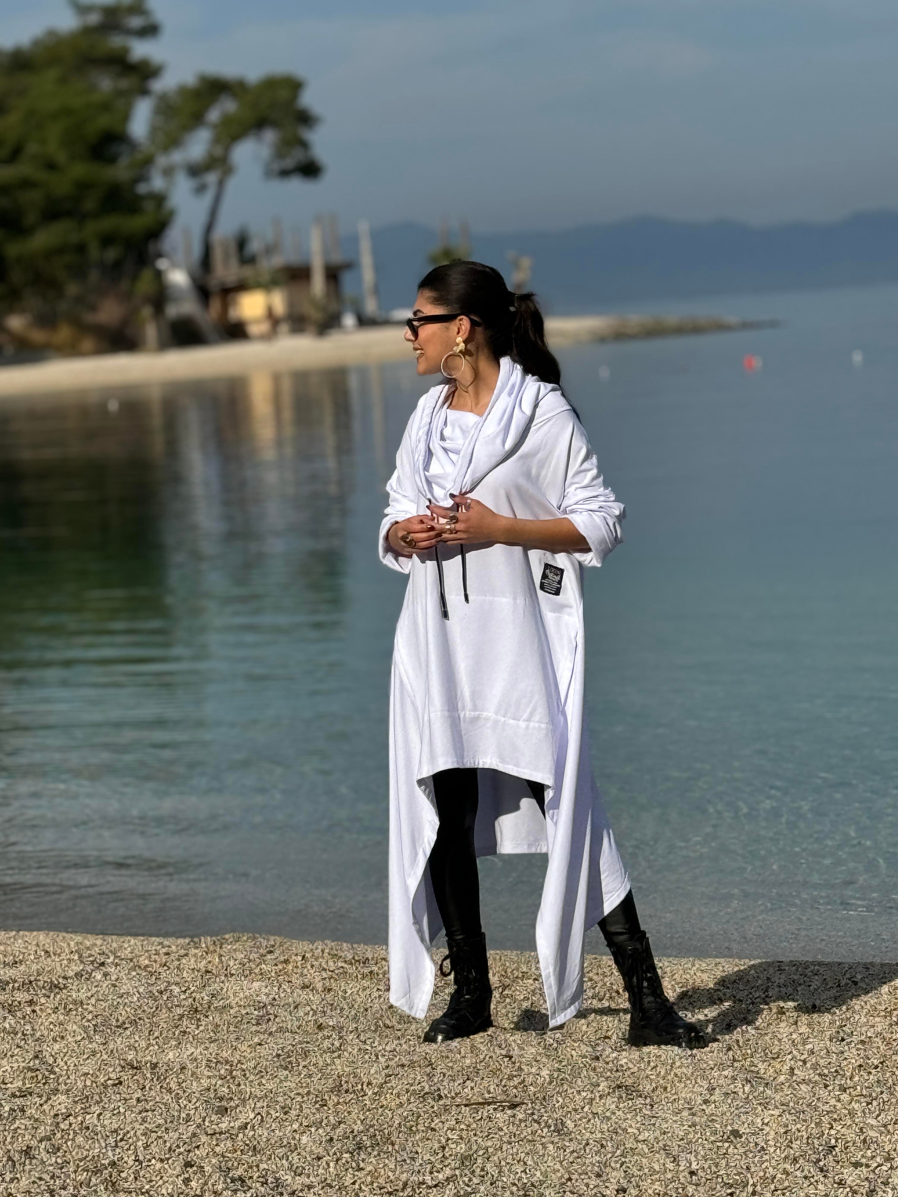 Beyaz Asimetrik Kesim Boğazlı Panço Sweat