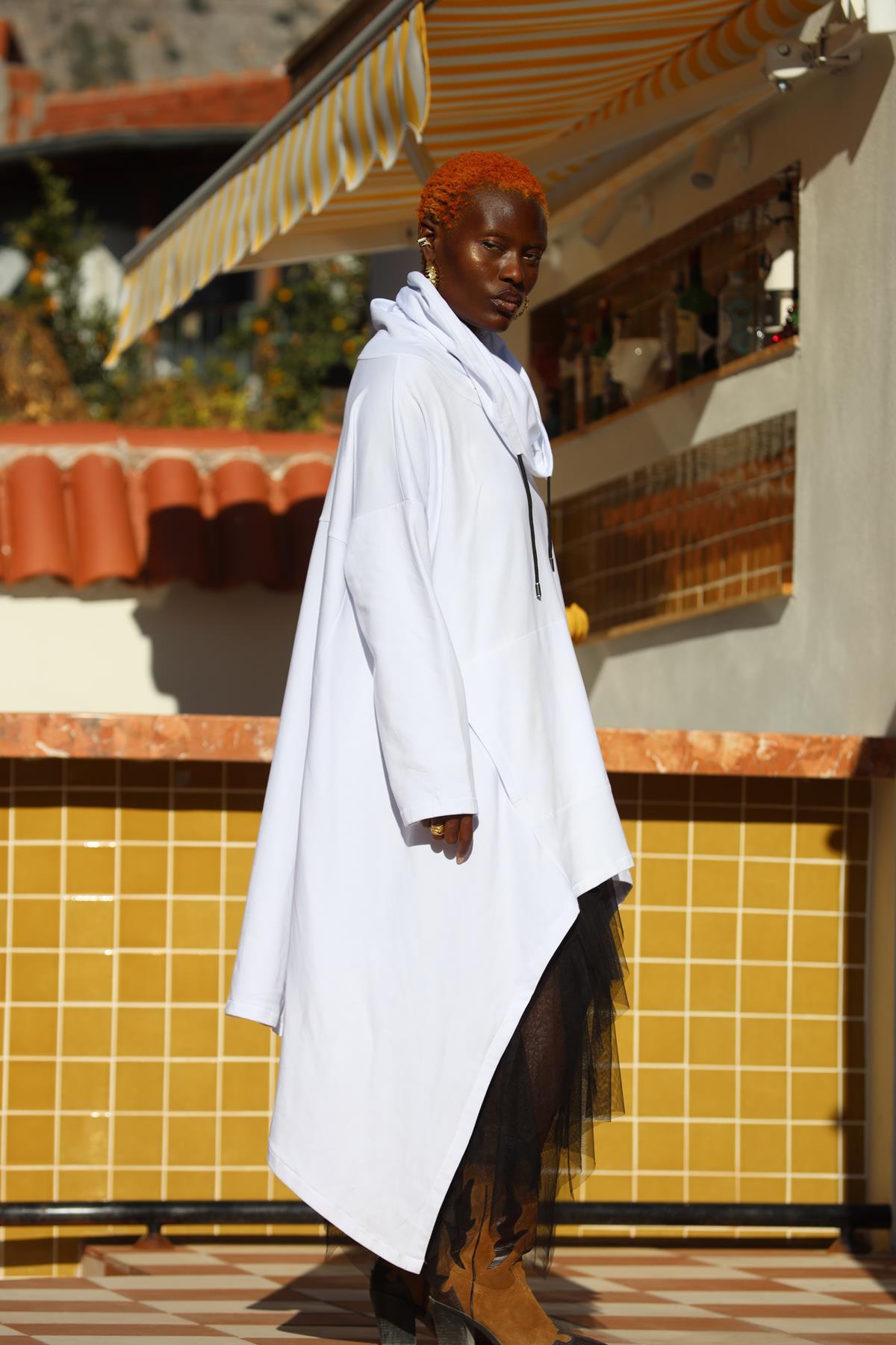 Beyaz Asimetrik Kesim Boğazlı Panço Sweat