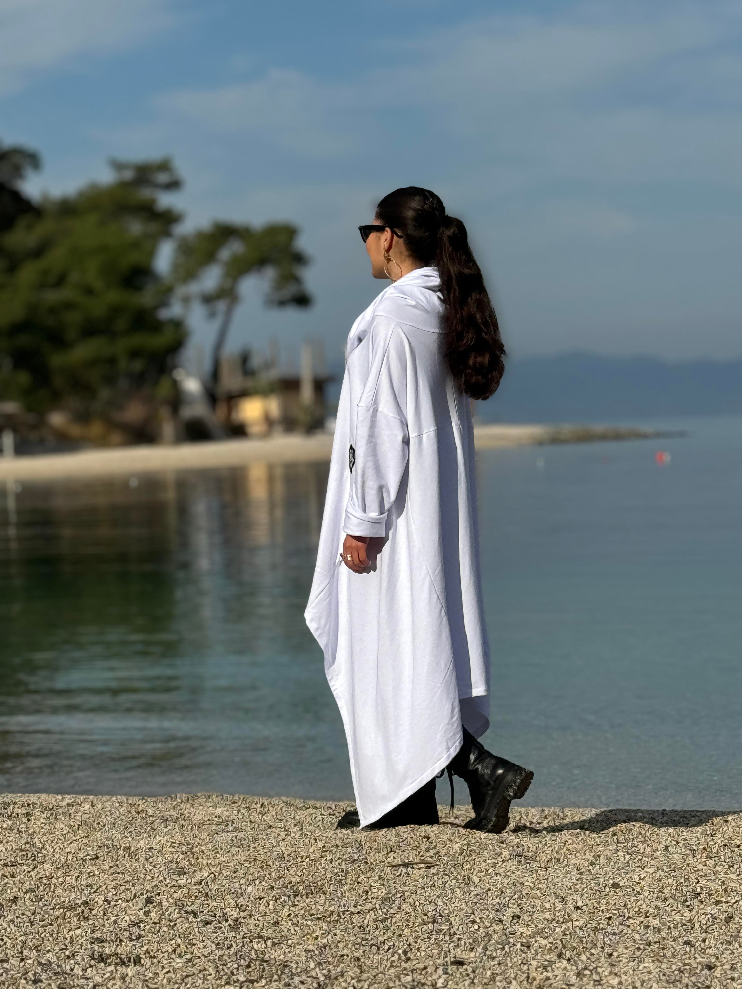 Beyaz Asimetrik Kesim Boğazlı Panço Sweat