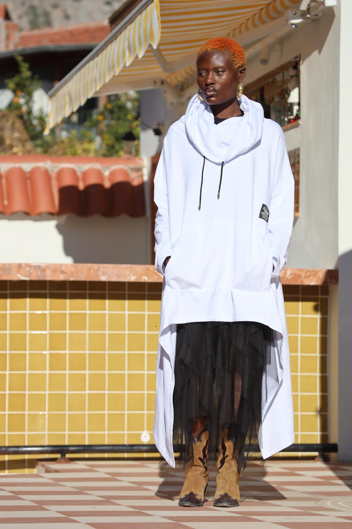 Beyaz Asimetrik Kesim Boğazlı Panço Sweat