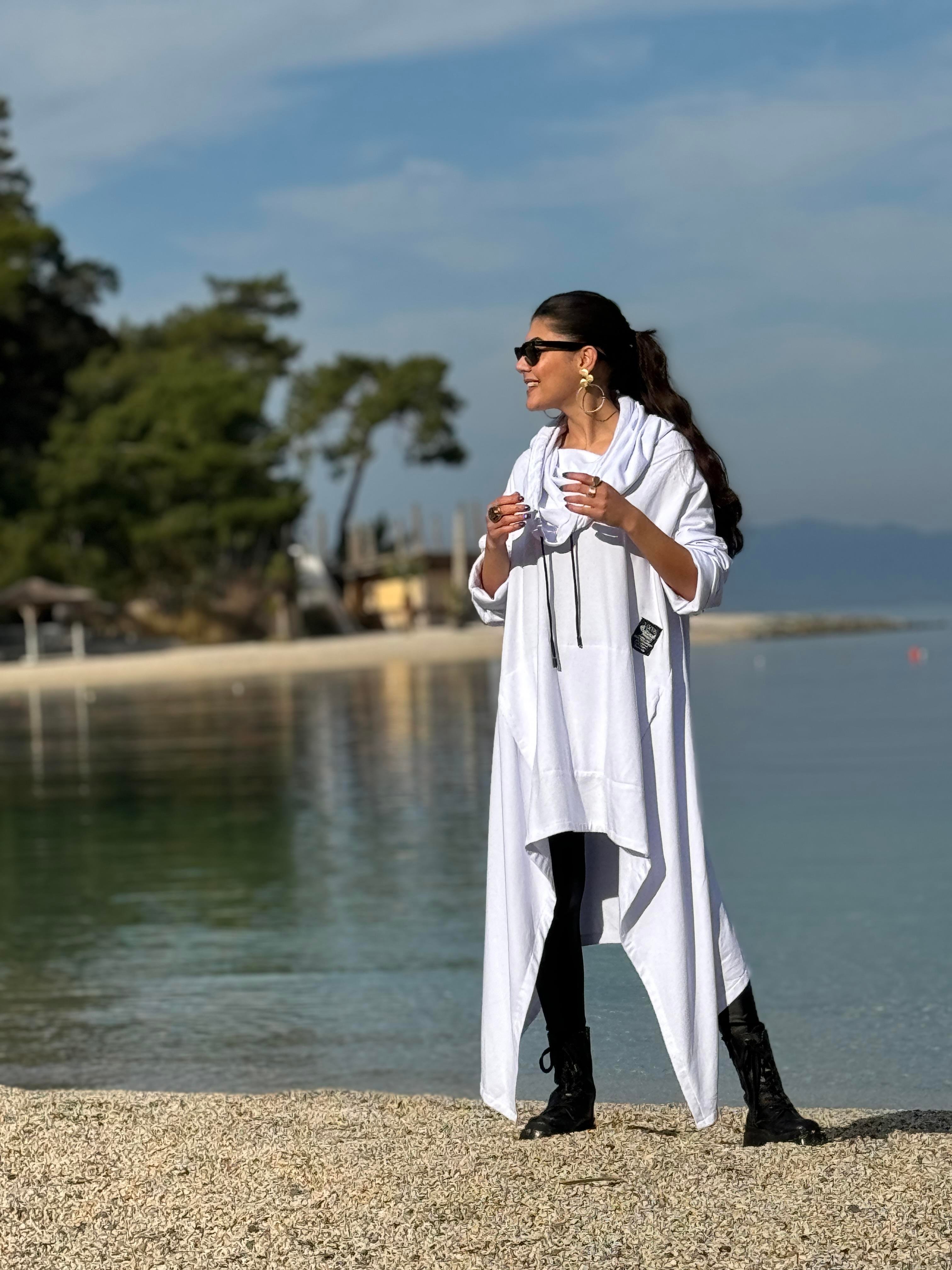 Beyaz Asimetrik Kesim Boğazlı Panço Sweat