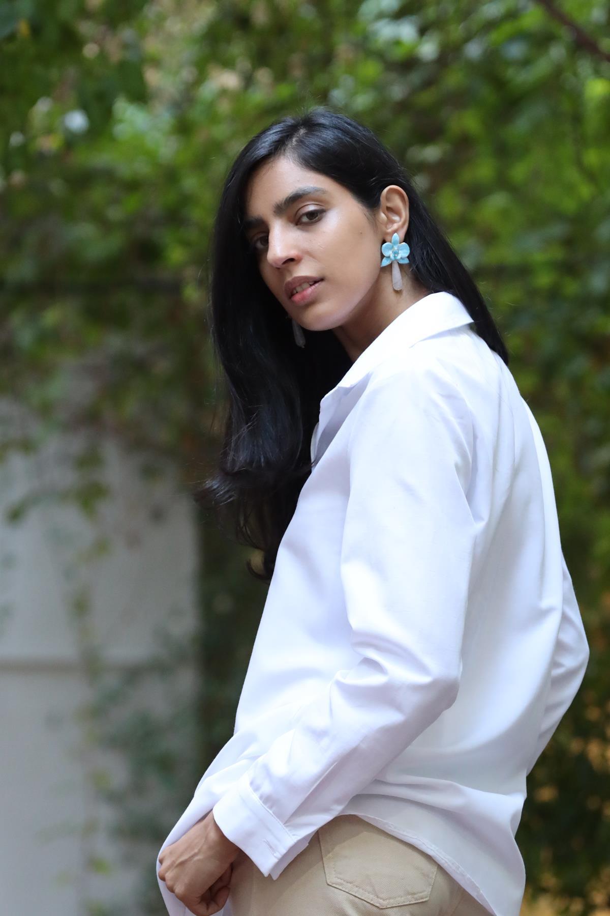 Beyaz Oval Kesim Gömlek