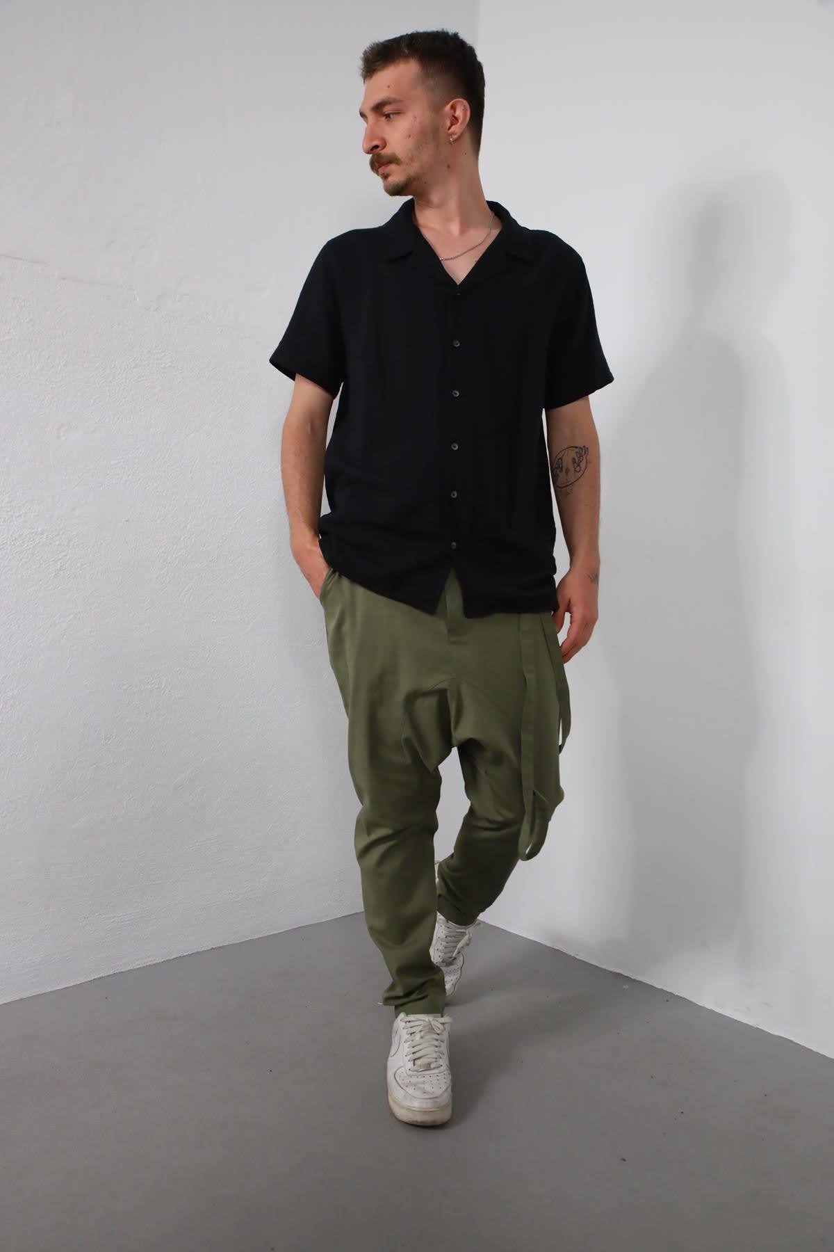  Siyah Sırtı Püsküllü Kısa Kollu Erkek Gömlek