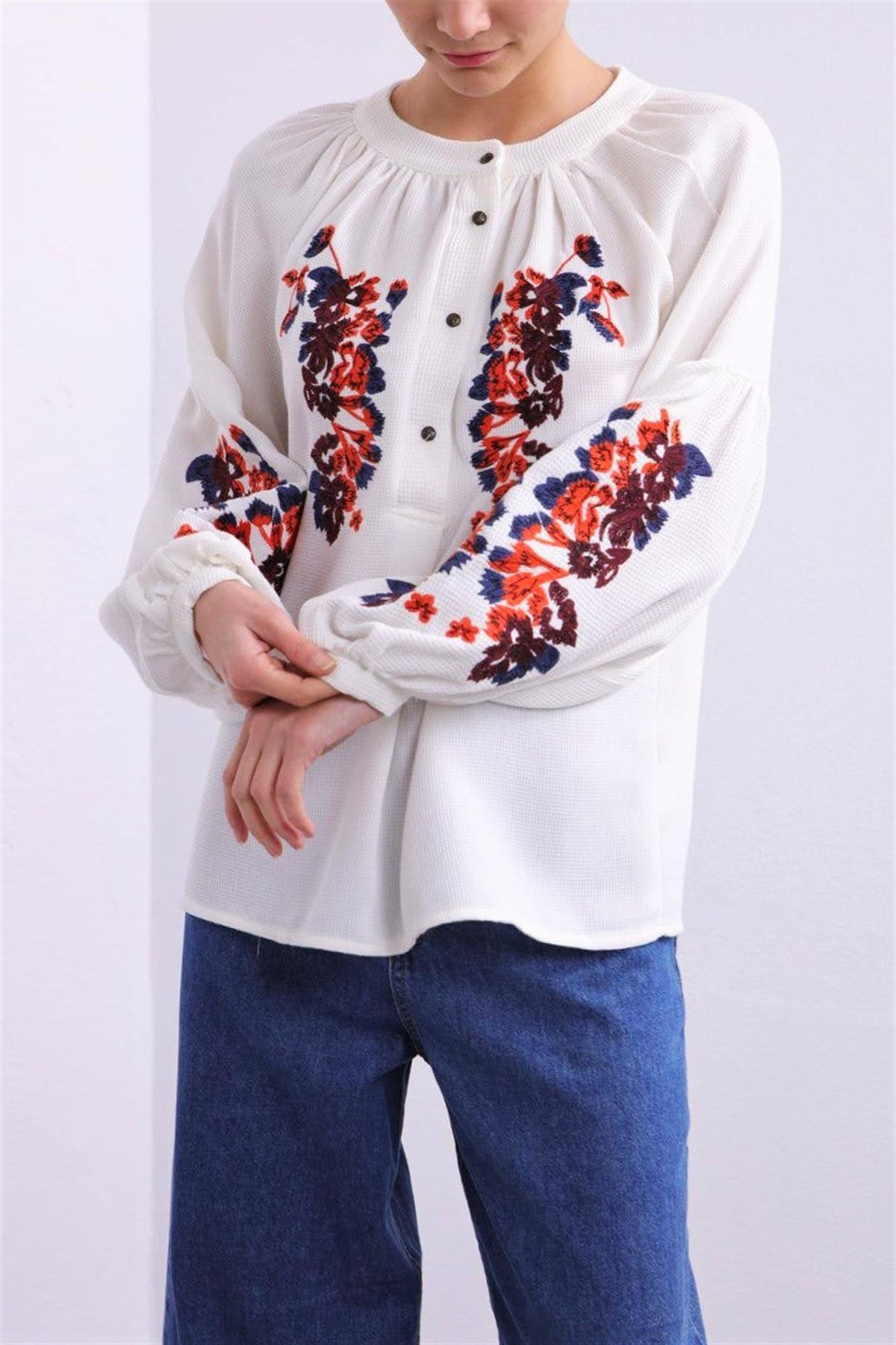 White Flower Embroidered Bishop Sleeve Blouse - Saman Butik | Shop Online White Flower Embroidered Bishop Sleeve Blouse