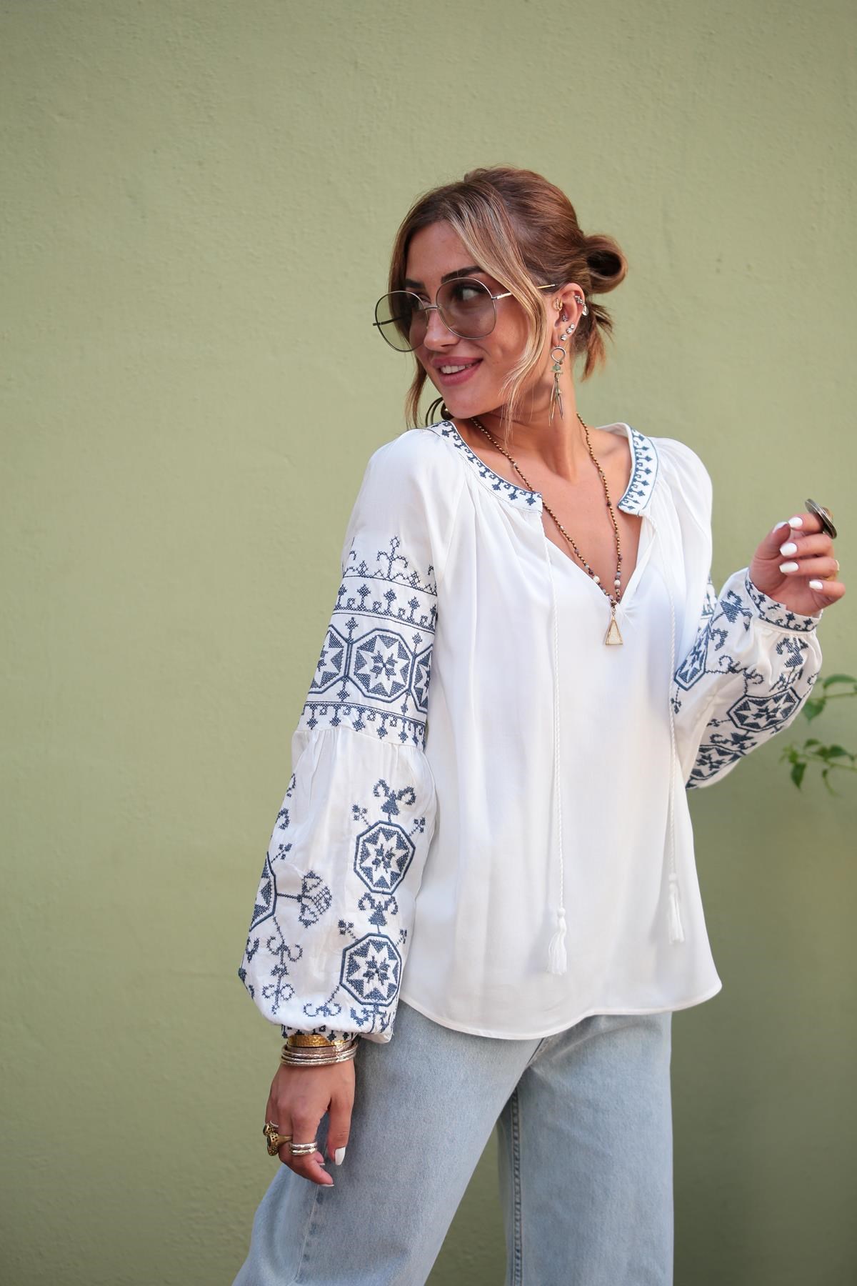 Beyaz Kolları İşlemeli Yakası İpli Bluz - Şaman Butik Beyaz Kolları İşlemeli Yakası İpli Bluz