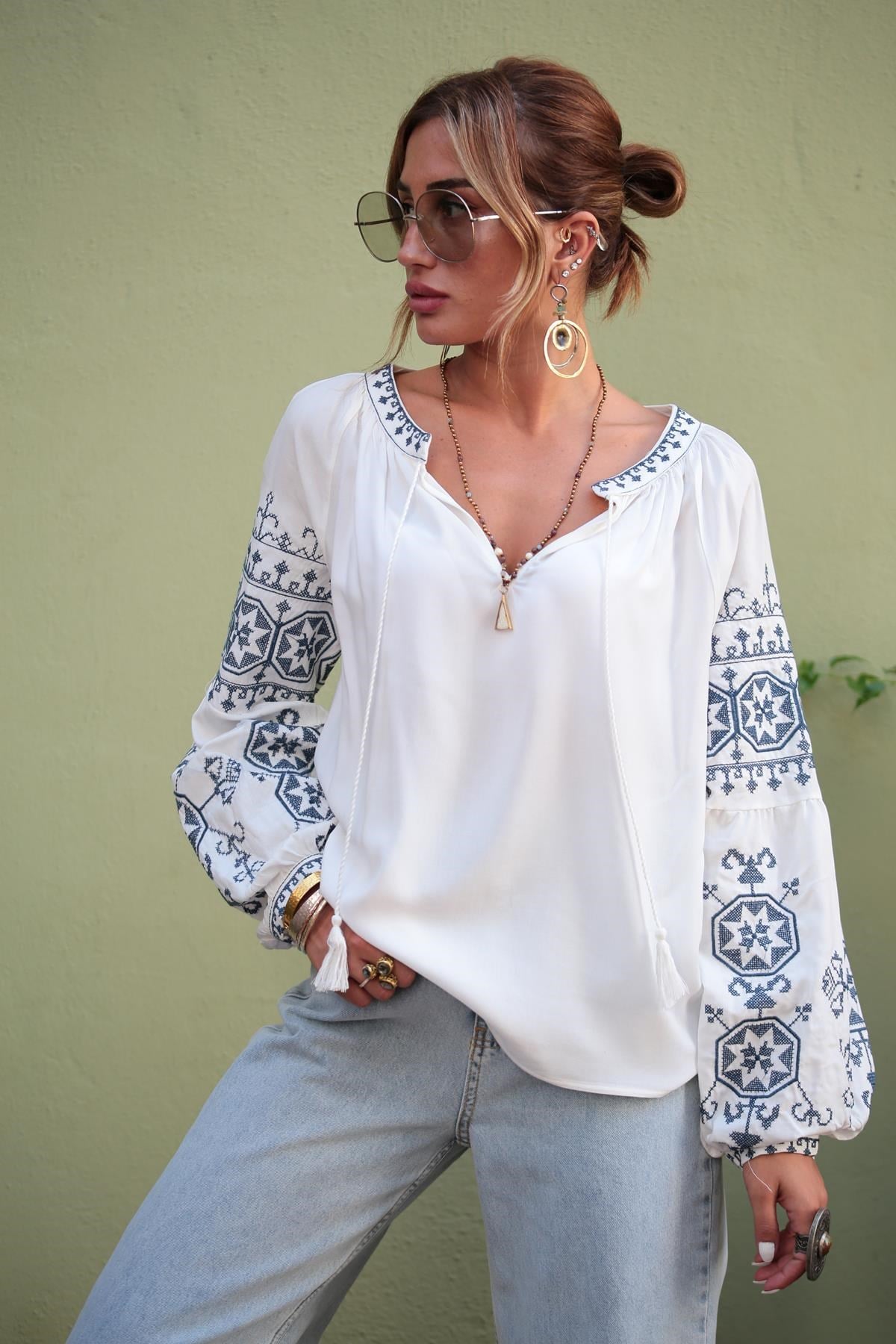 Beyaz Kolları İşlemeli Yakası İpli Bluz - Şaman Butik Beyaz Kolları İşlemeli Yakası İpli Bluz