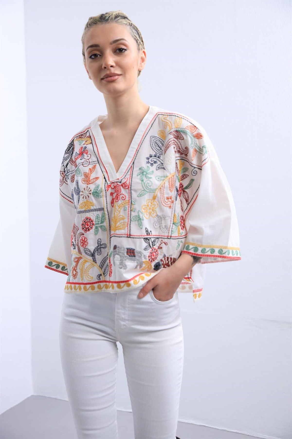 Beyaz V Yaka Hayvan ve Çiçek İşlemeli Bluz - Şaman Butik Beyaz V Yaka Hayvan ve Çiçek İşlemeli Bluz