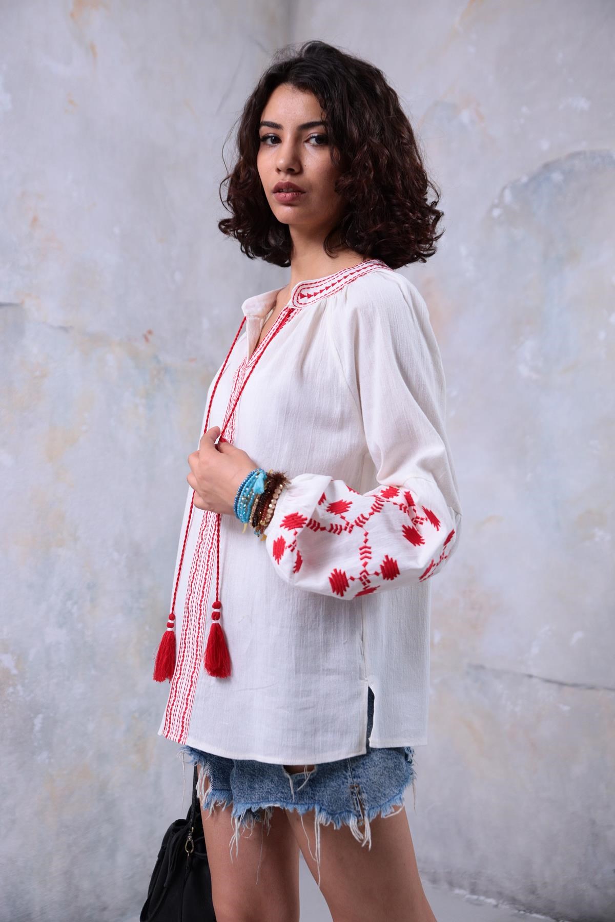 Ekru Kolları ve Önü İşlemeli Bluz - Şaman Butik Ekru Kolları ve Önü İşlemeli Bluz
