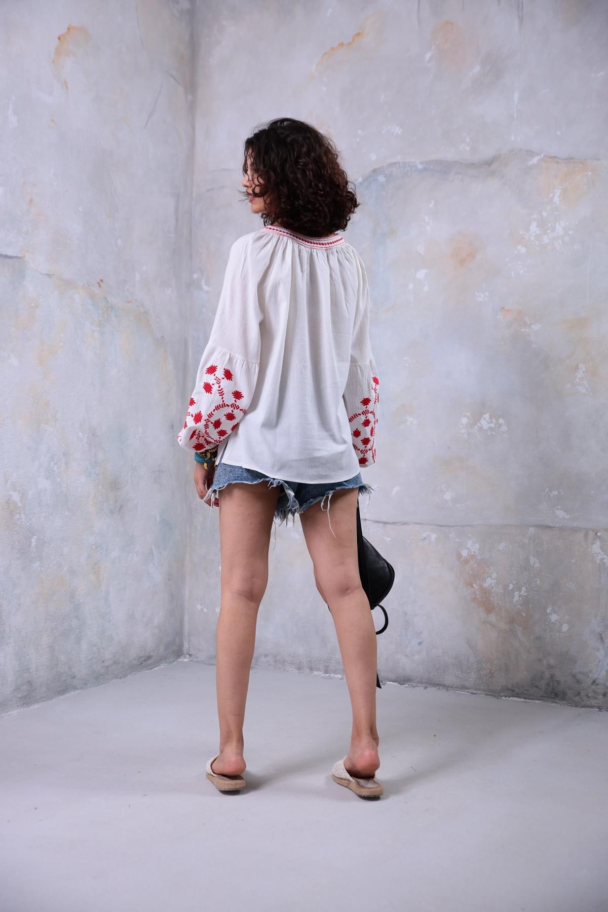 Ekru Kolları ve Önü İşlemeli Bluz - Şaman Butik Ekru Kolları ve Önü İşlemeli Bluz