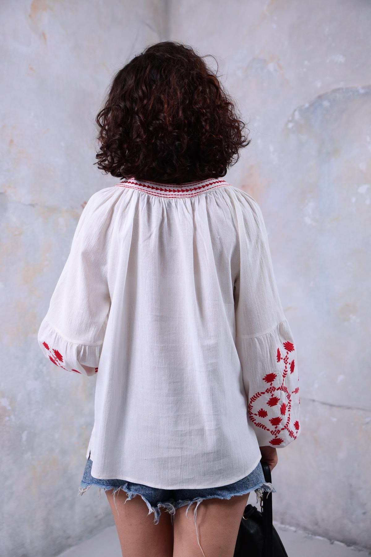 Ekru Kolları ve Önü İşlemeli Bluz - Şaman Butik Ekru Kolları ve Önü İşlemeli Bluz