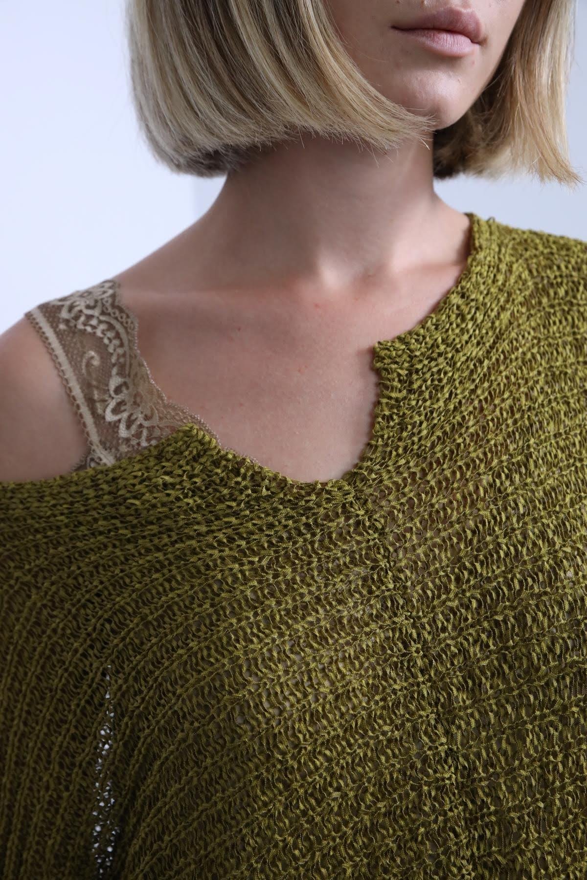 Fıstık Yeşili Yakası Kesik Detay Merserize Bluz - Şaman Butik Fıstık Yeşili Yakası Kesik Detay Merserize Bluz