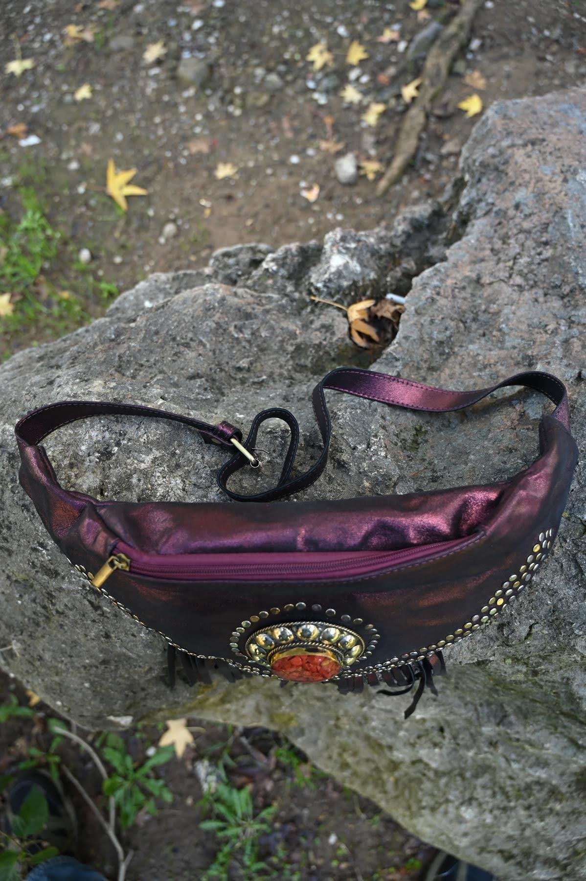 Bordo Püsküllü Taş ve Zımbalı Parlak Süet Deri Bel Çantası