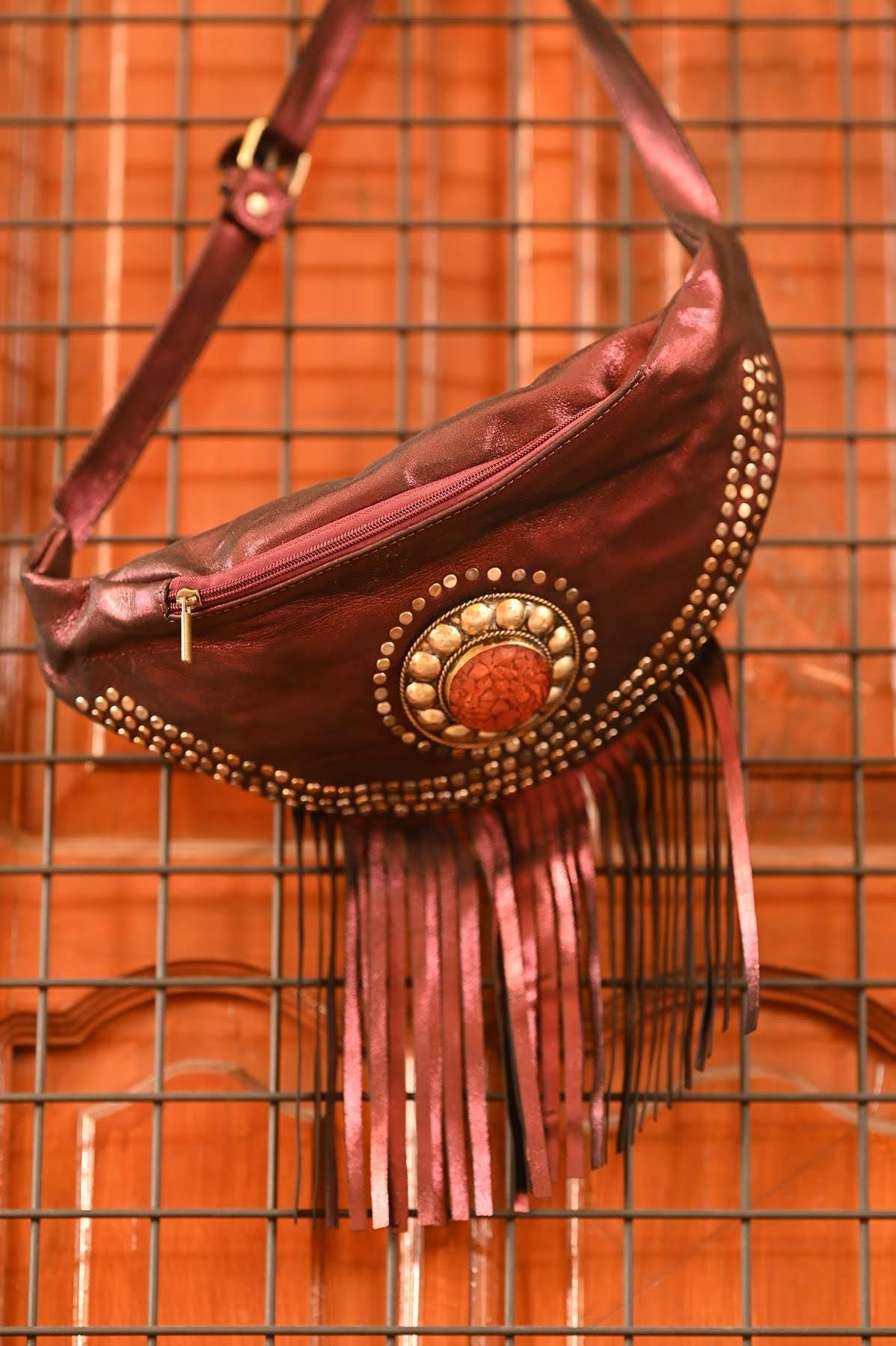 Bordo Püsküllü Taş ve Zımbalı Parlak Süet Deri Bel Çantası