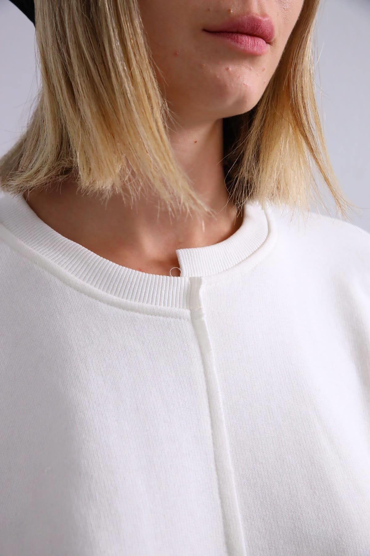  Beyaz Önü Dikişli Sweat